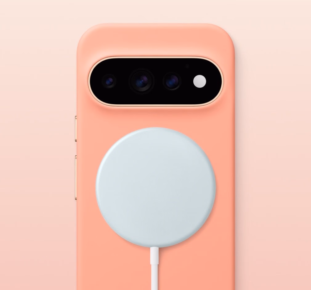 El cargador Pixelsnap celeste adherido al dorso de un Pixel 11 con funda coral