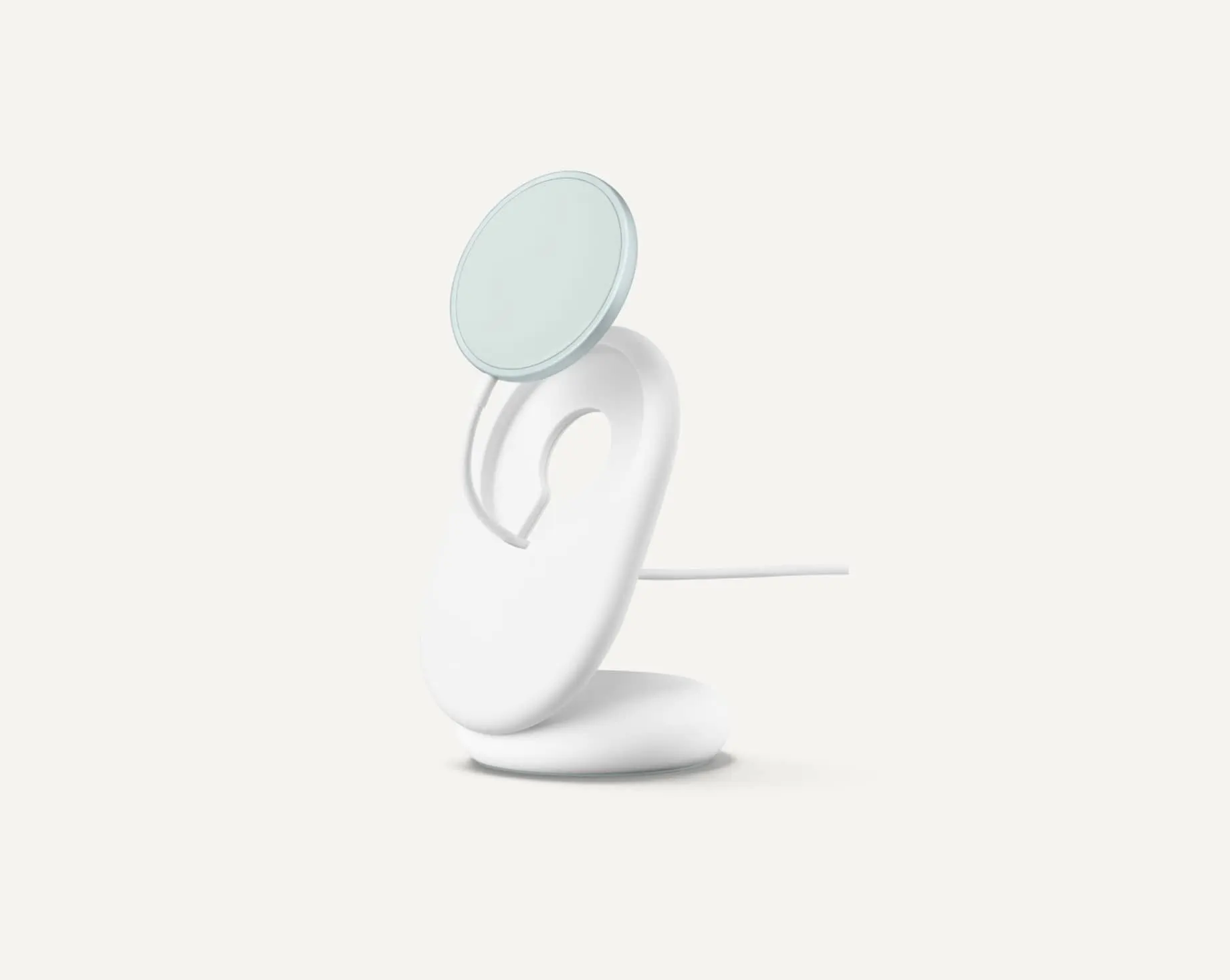 El Pixelsnap Charger Stand blanco con el disco magnético celeste, visto sobre fondo claro