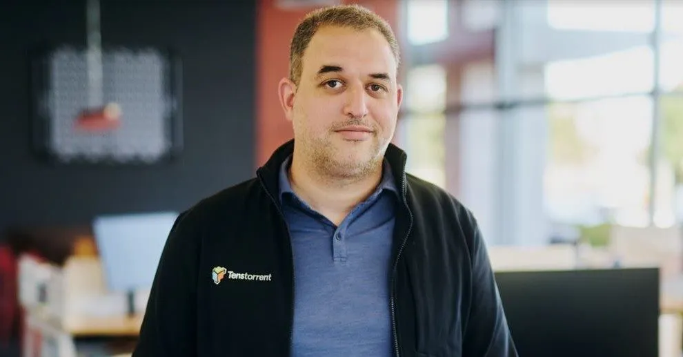 Ljubisa Bajic, cofundador y CEO de Taalas, con una campera de Tenstorrent, la empresa que fundó antes
