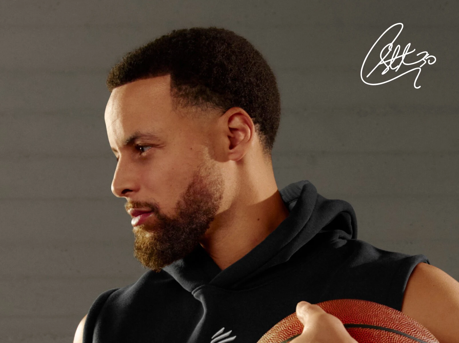 Retrato de Stephen Curry sosteniendo una pelota de básquet, con su firma en la esquina superior