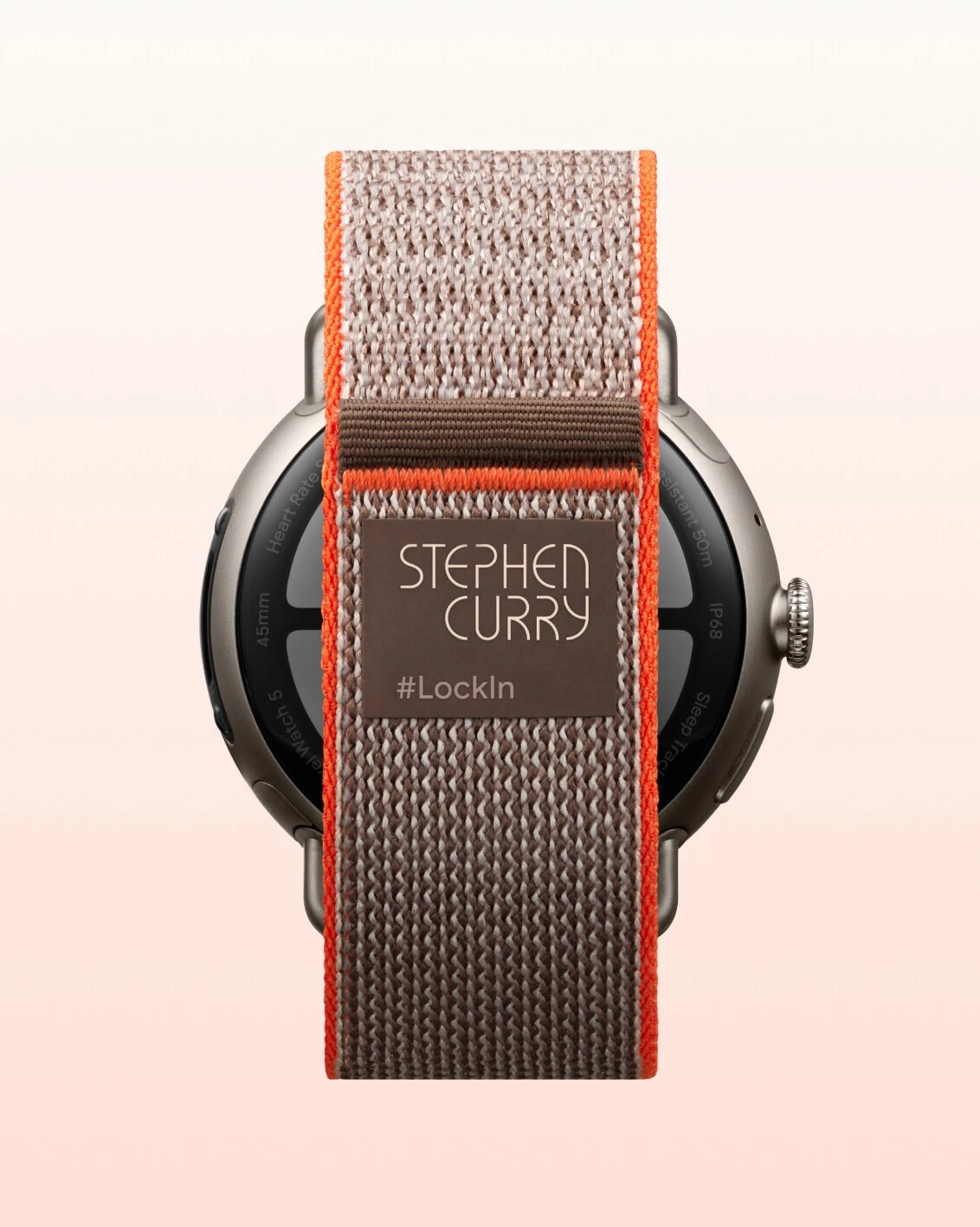 Vista trasera del Pixel Watch 5 Stephen Curry Edition con la etiqueta bordada de la firma y el lema LockIn