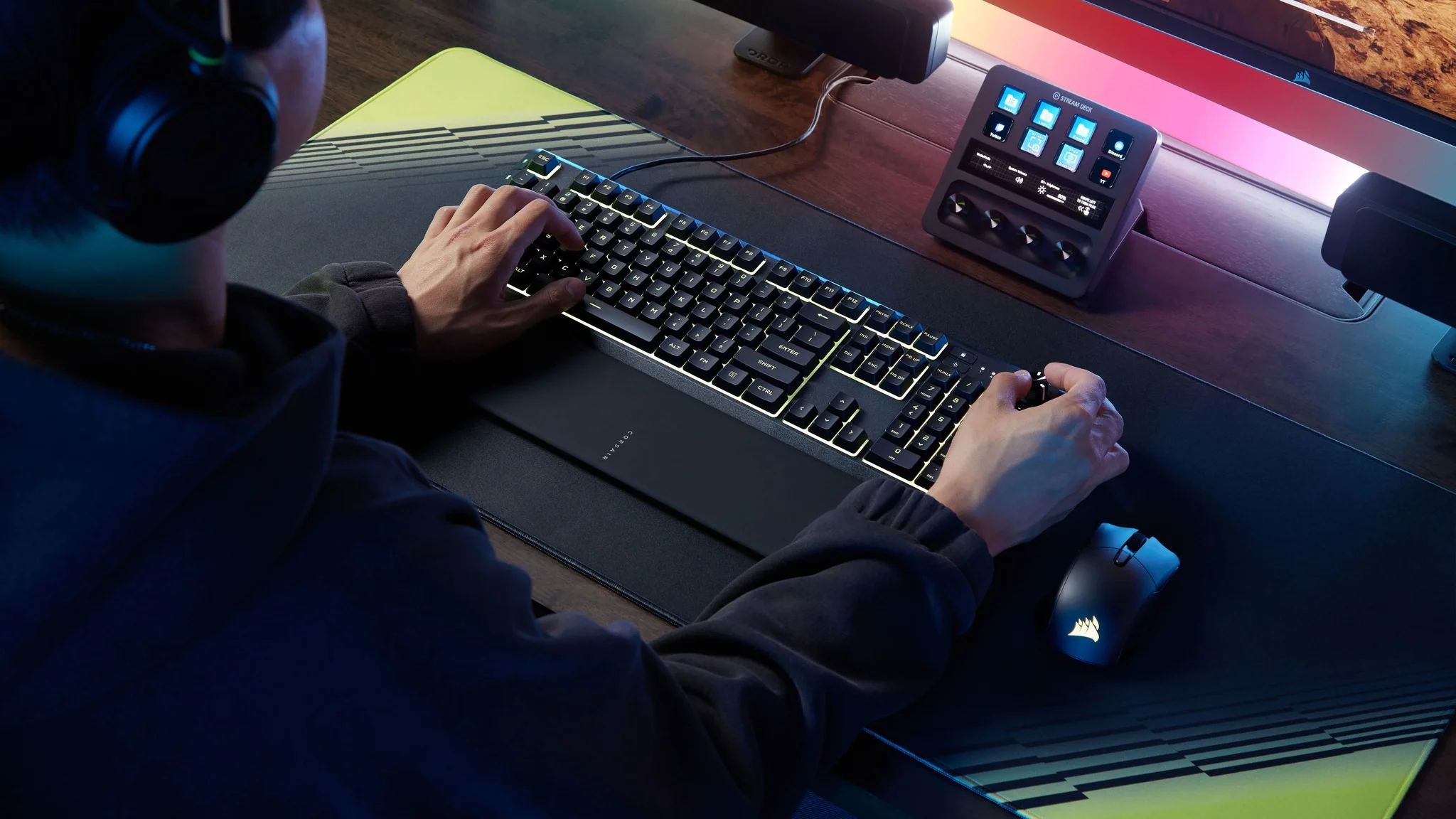 Vista cenital de una persona usando el teclado Skiff 100 y el mouse Harpoon v2 junto a un Stream Deck