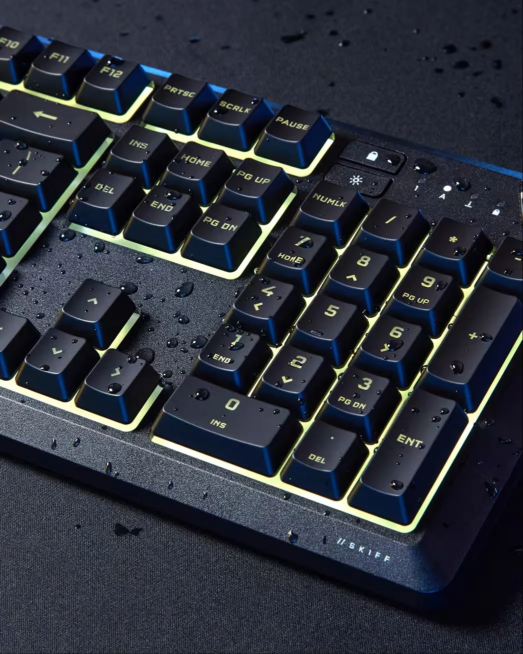 Gotas de agua sobre el teclado numérico iluminado del Skiff 100