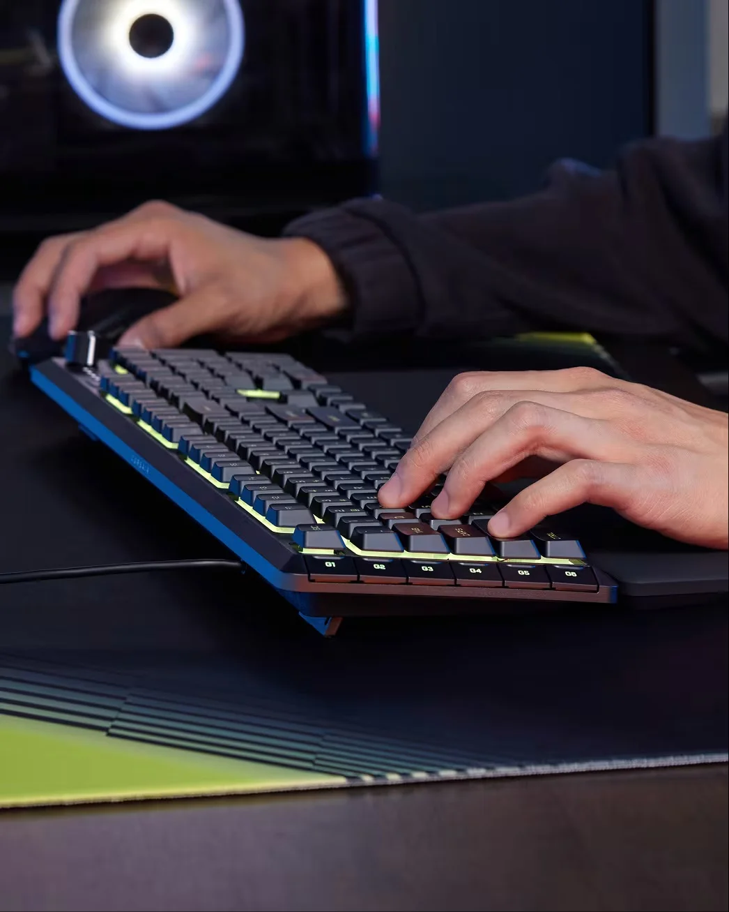Manos escribiendo en el Skiff 100 Plus con las teclas G iluminadas al frente