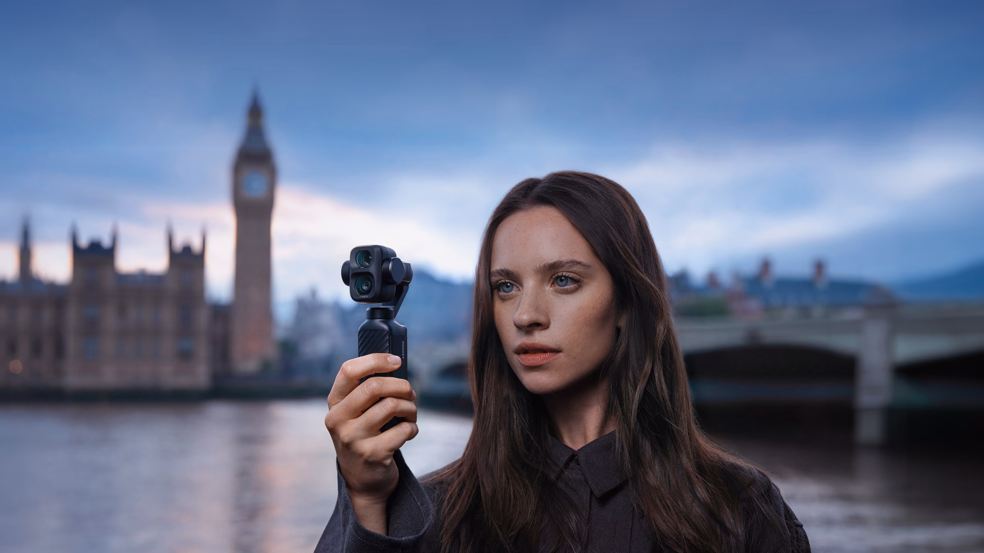 Mujer con la Osmo Pocket 4P frente al Big Ben