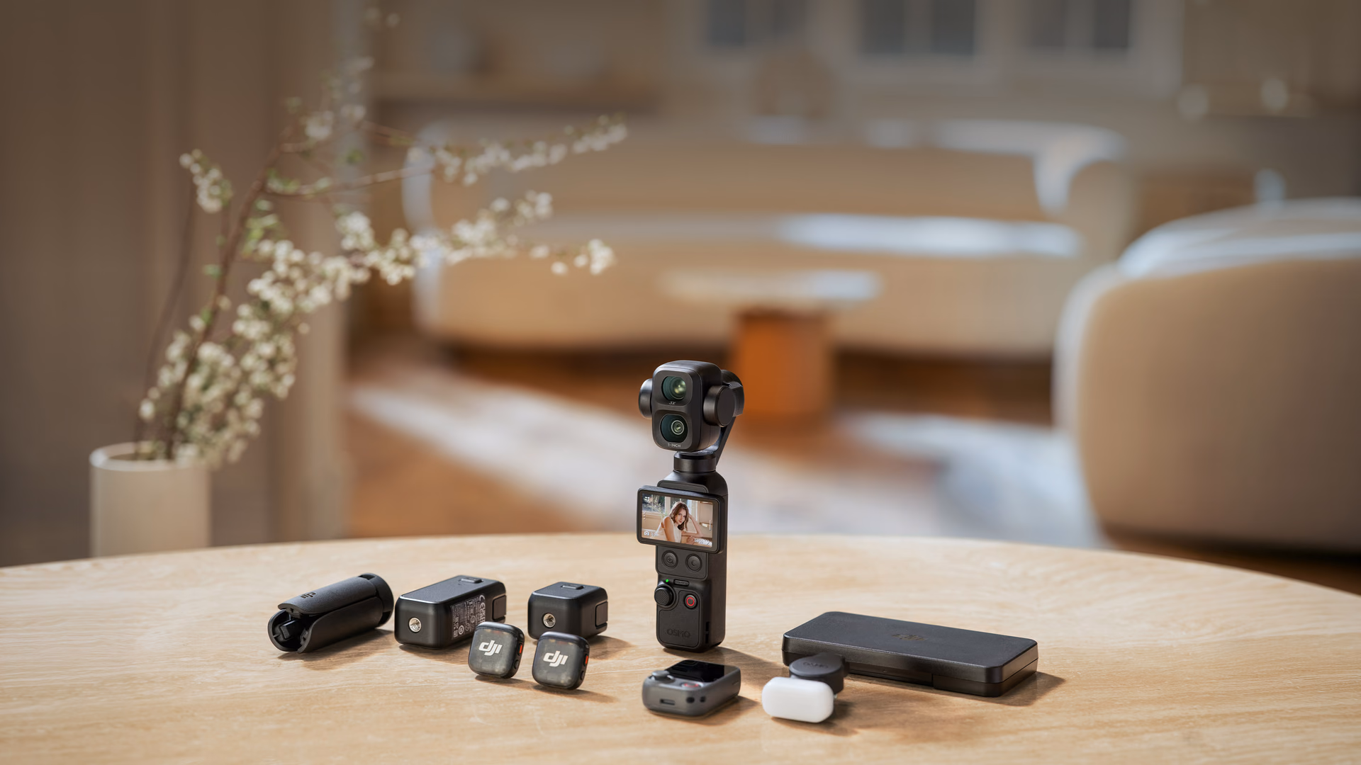 Osmo Pocket 4P con micrófonos y accesorios sobre una mesa