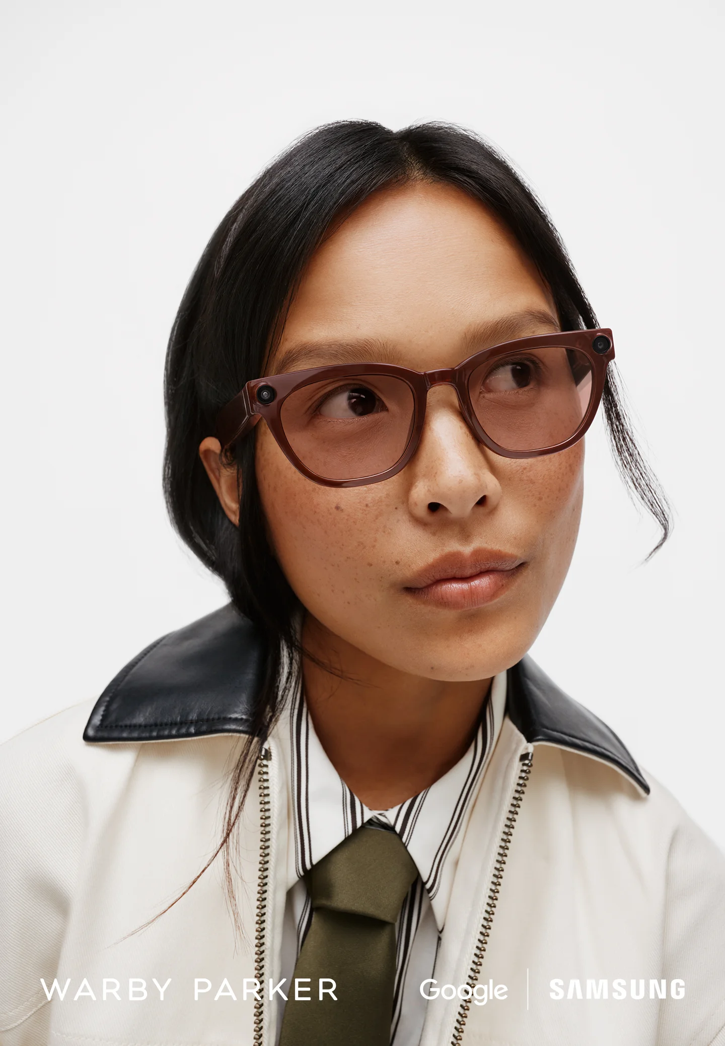 Una modelo usa las gafas inteligentes de Samsung en su edición Warby Parker, de montura marrón