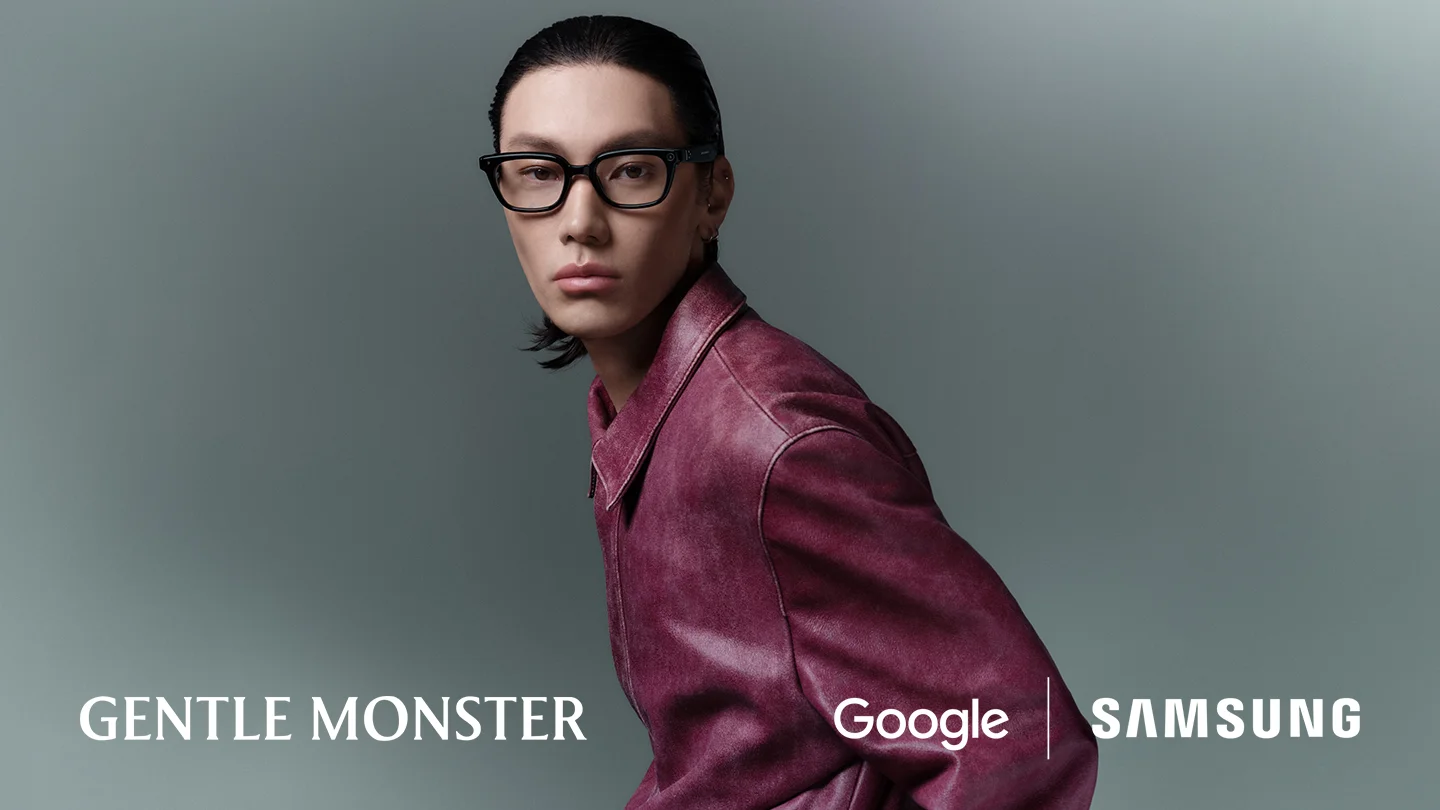 Un modelo usa las gafas inteligentes de Samsung en su edición Gentle Monster de montura negra