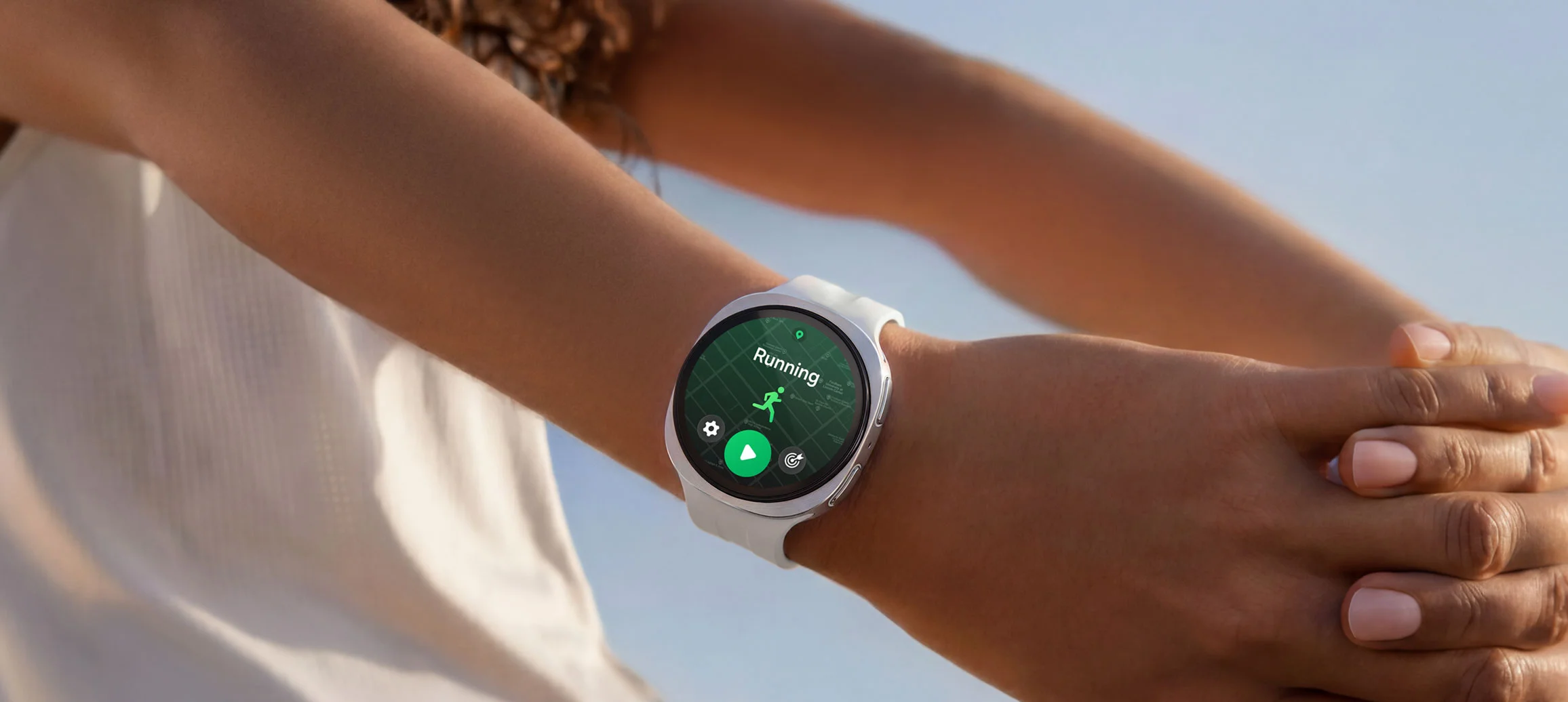 Una corredora con el Galaxy Watch 9 en la muñeca mostrando la pantalla de inicio de una sesión de running