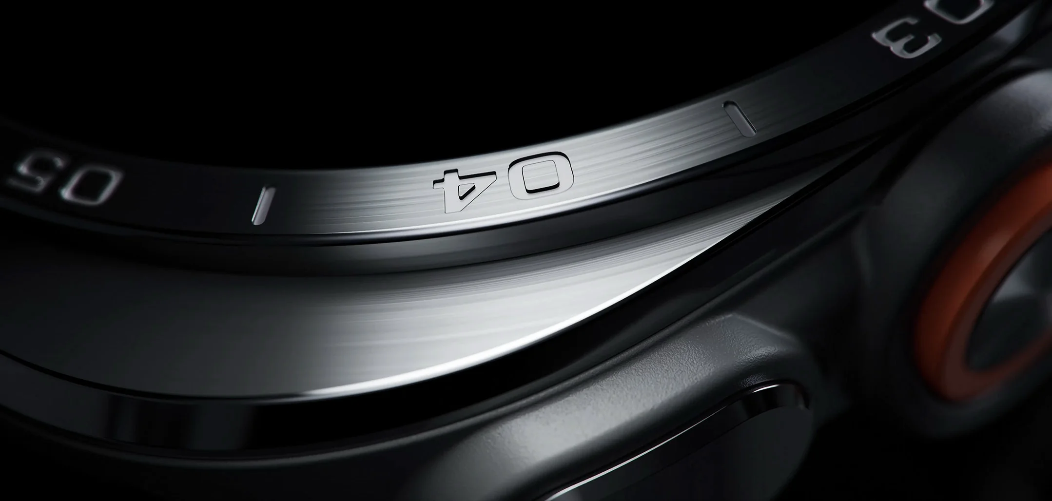 Primer plano del bisel de titanio del Galaxy Watch Ultra 2 con el grabado 04 y el botón naranja