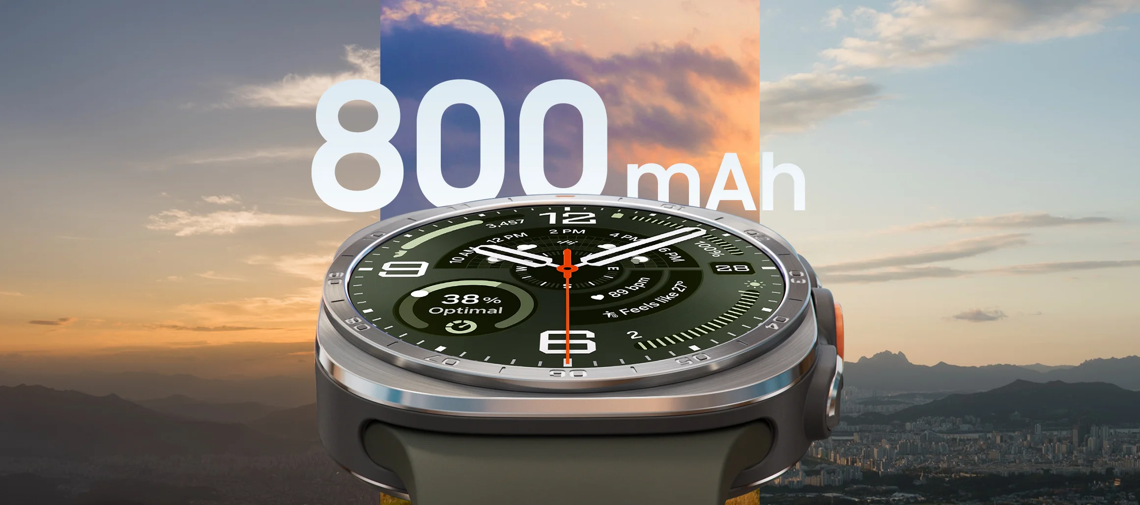 El Galaxy Watch Ultra 2 con el gráfico de 800 mAh sobre un paisaje de montaña al atardecer