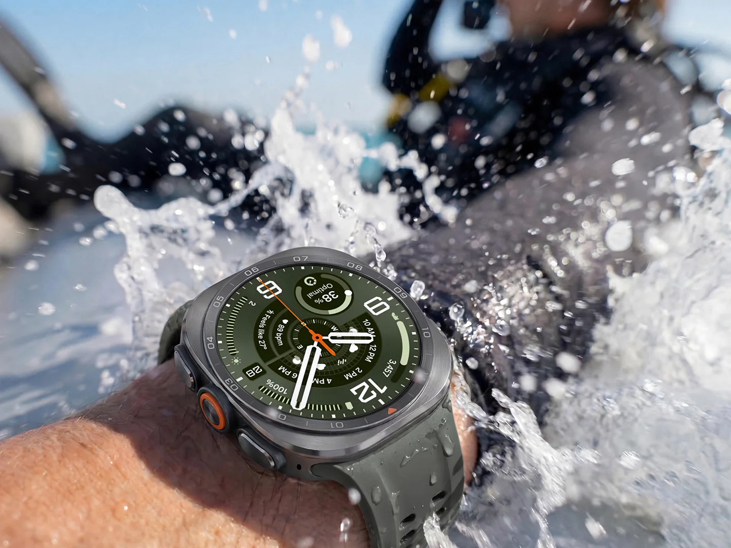 El Galaxy Watch Ultra 2 en la muñeca de un buzo entre salpicaduras de agua de mar