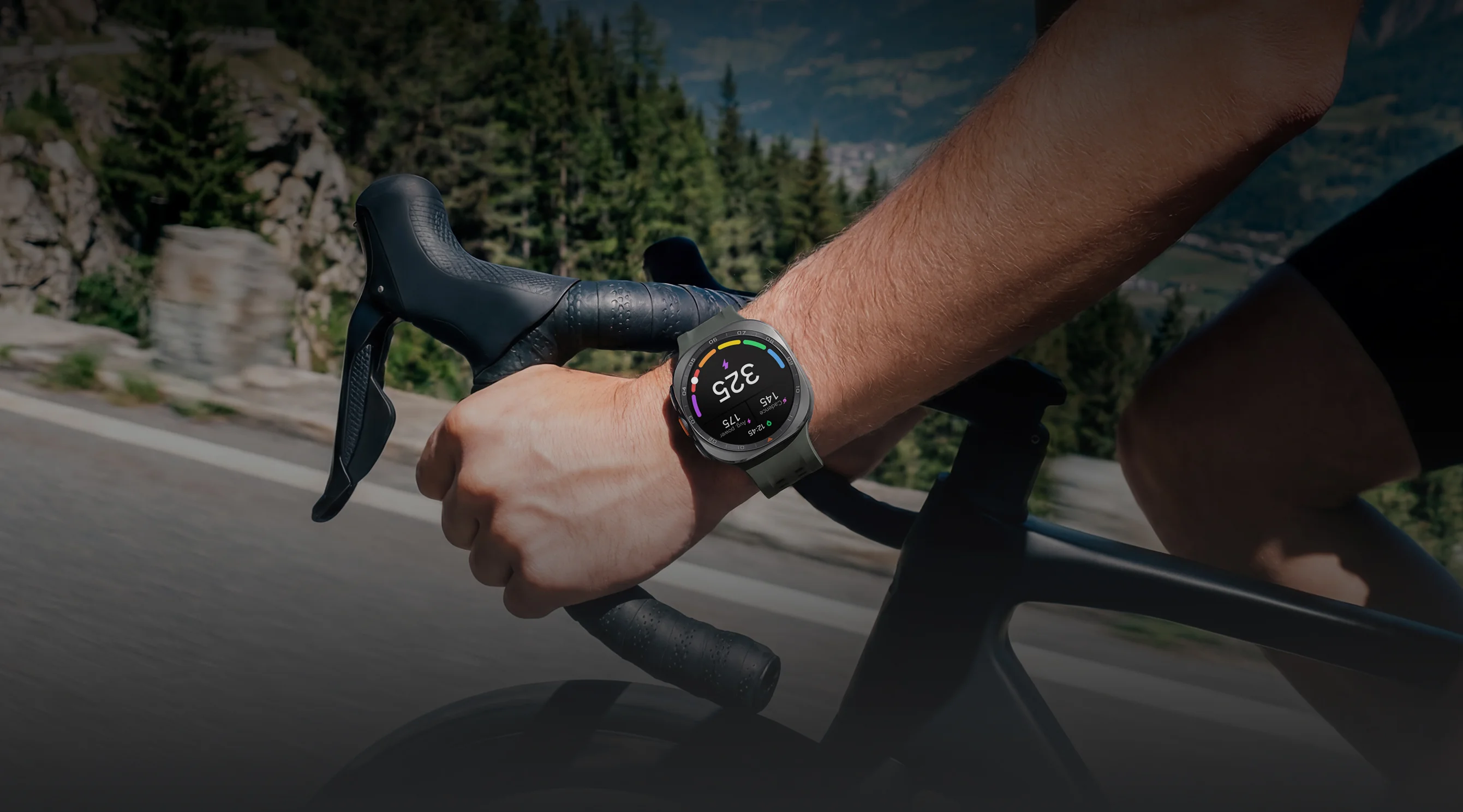 Un ciclista de ruta con el Galaxy Watch Ultra 2 mostrando potencia y cadencia durante la salida