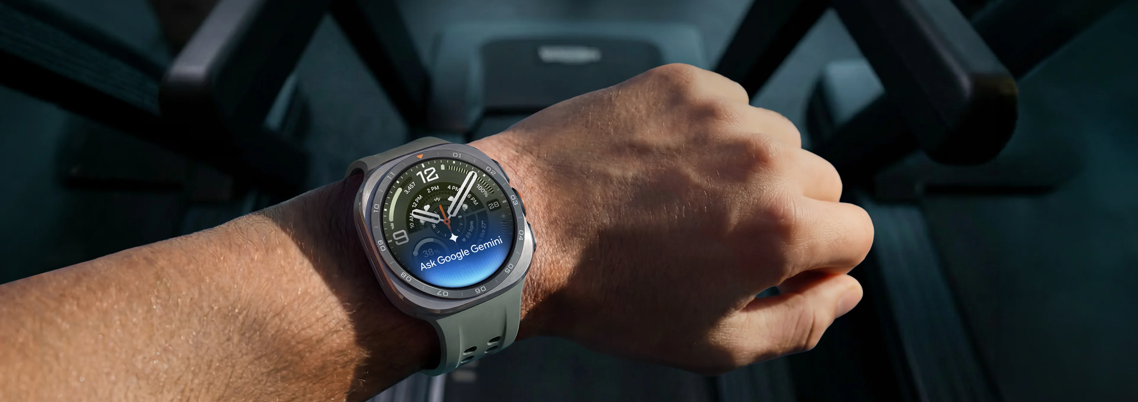 El Galaxy Watch Ultra 2 con correa verde en la muñeca de una persona en el gimnasio, mostrando la indicación Ask Google Gemini en la esfera