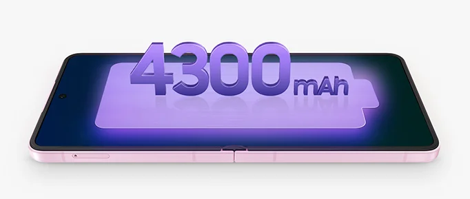 El Galaxy Z Flip 8 abierto y apoyado en plano con el gráfico de 4300 mAh sobre la pantalla