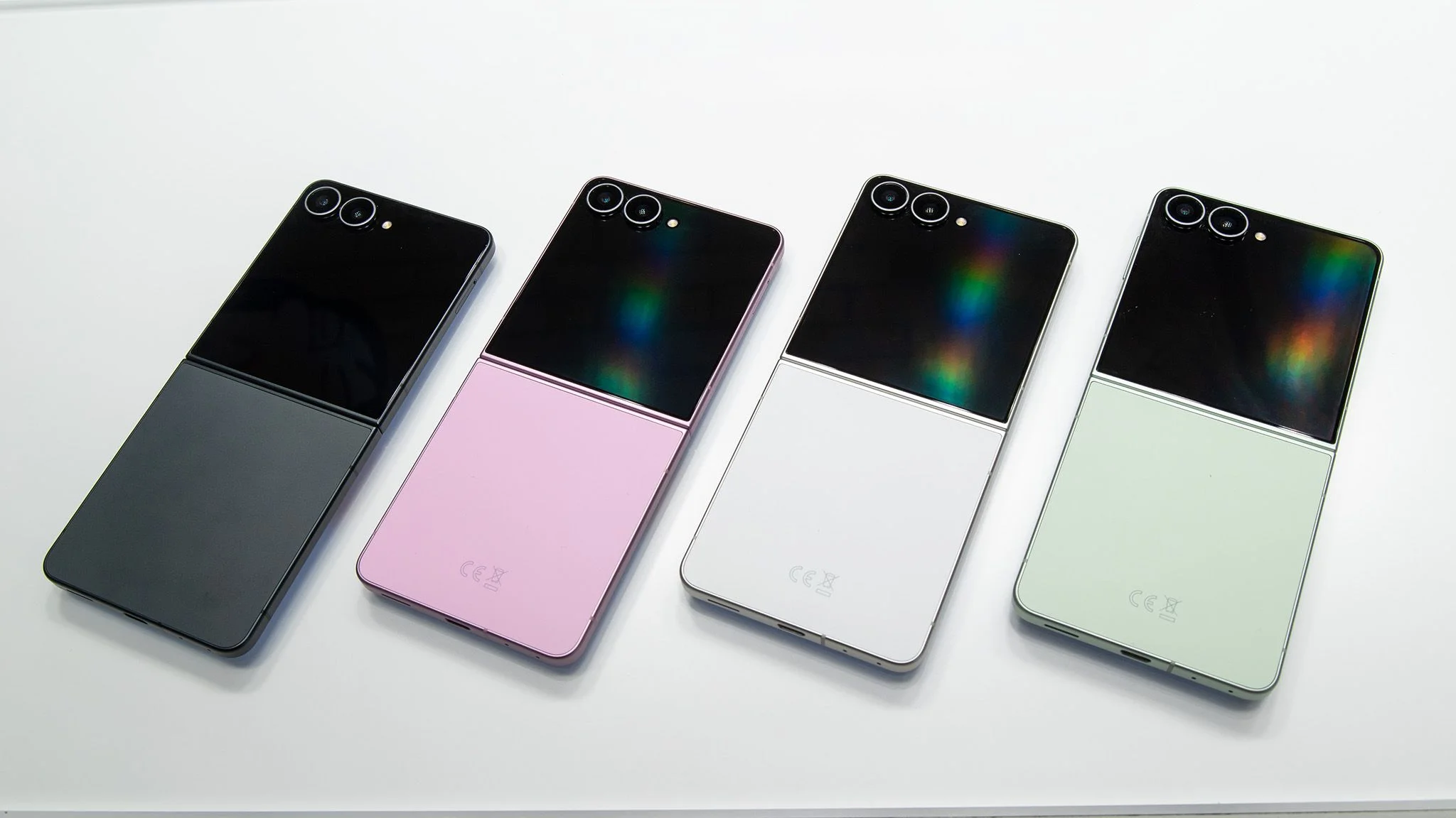 Los cuatro colores del Galaxy Z Flip 8 cerrados y alineados sobre una mesa blanca