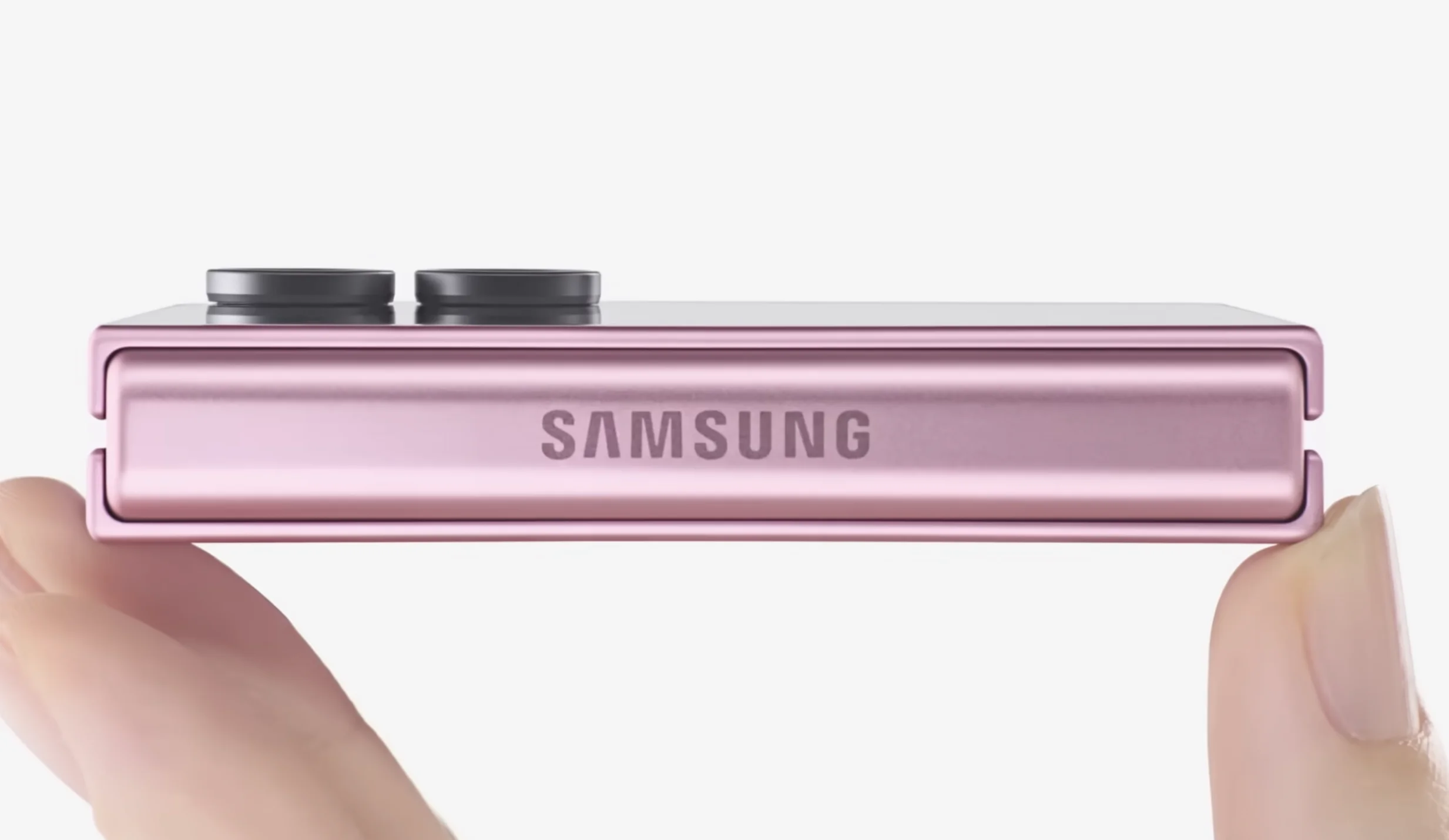 Primer plano del canto del Galaxy Z Flip 8 cerrado en rosa, con el logo de Samsung sobre la bisagra