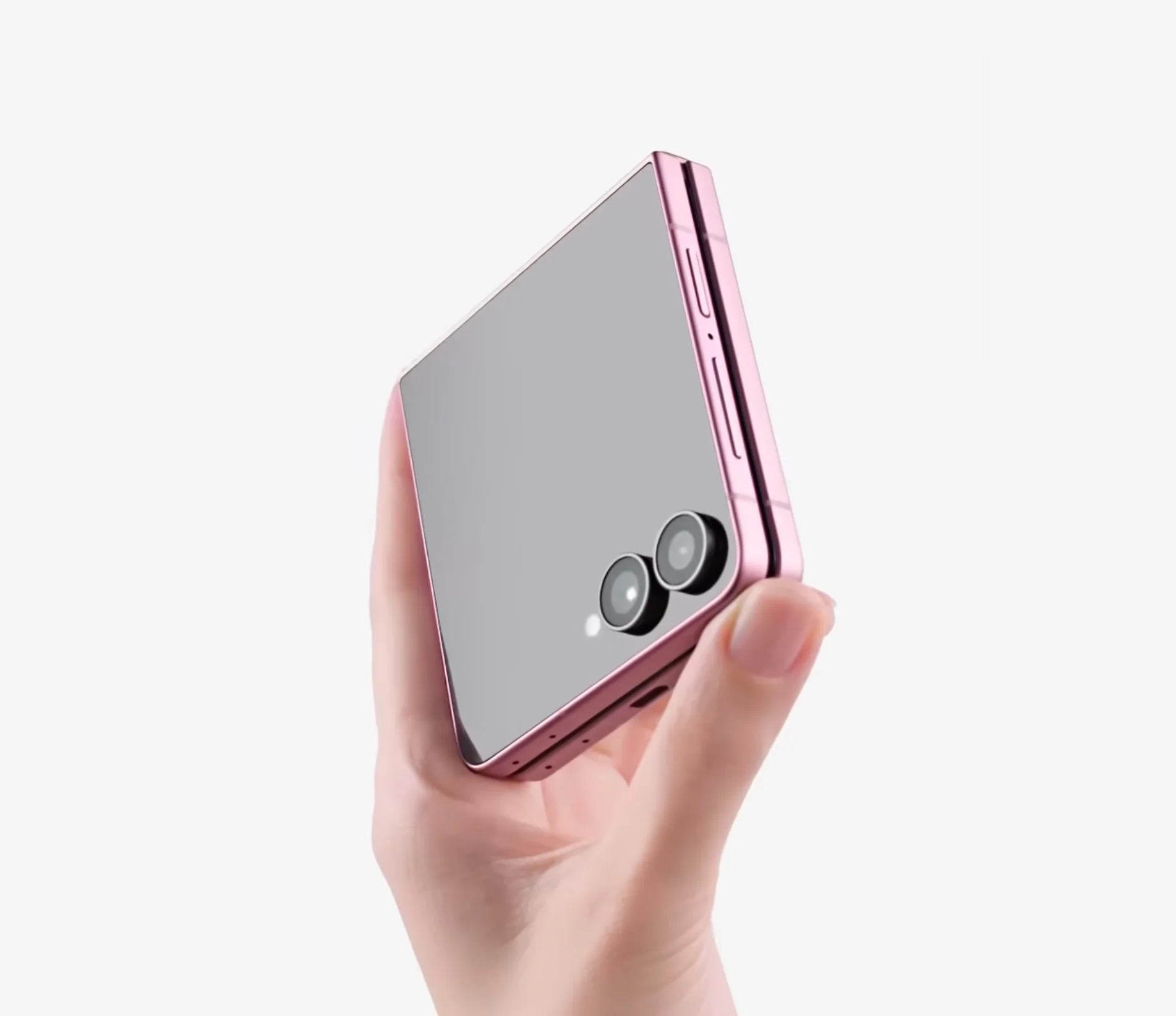 El Galaxy Z Flip 8 rosa sostenido en mano y entreabierto, visto desde el canto