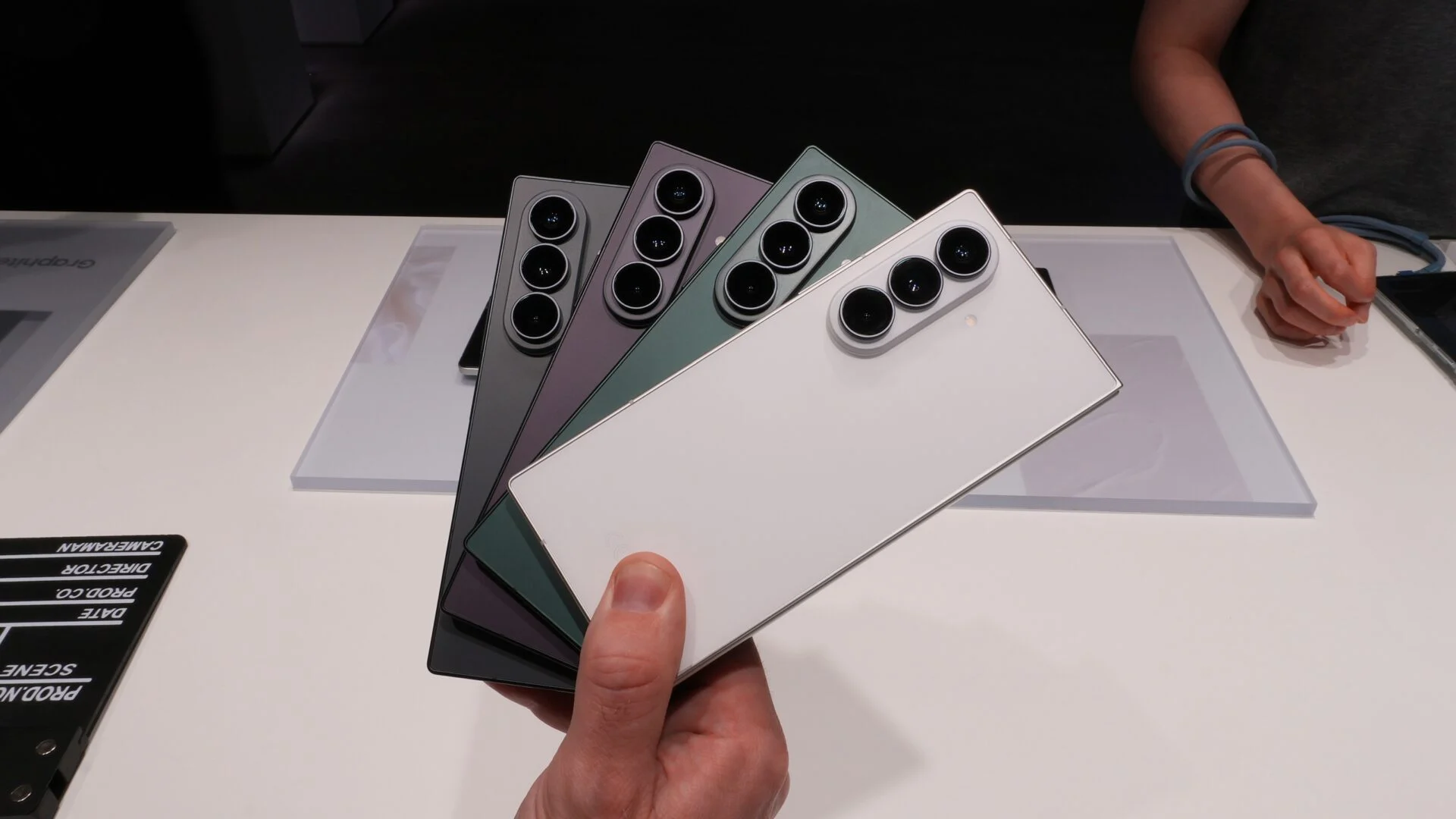 Cuatro unidades del Galaxy Z Fold 8 Ultra en distintos colores sostenidas en abanico sobre una mesa del área de prueba
