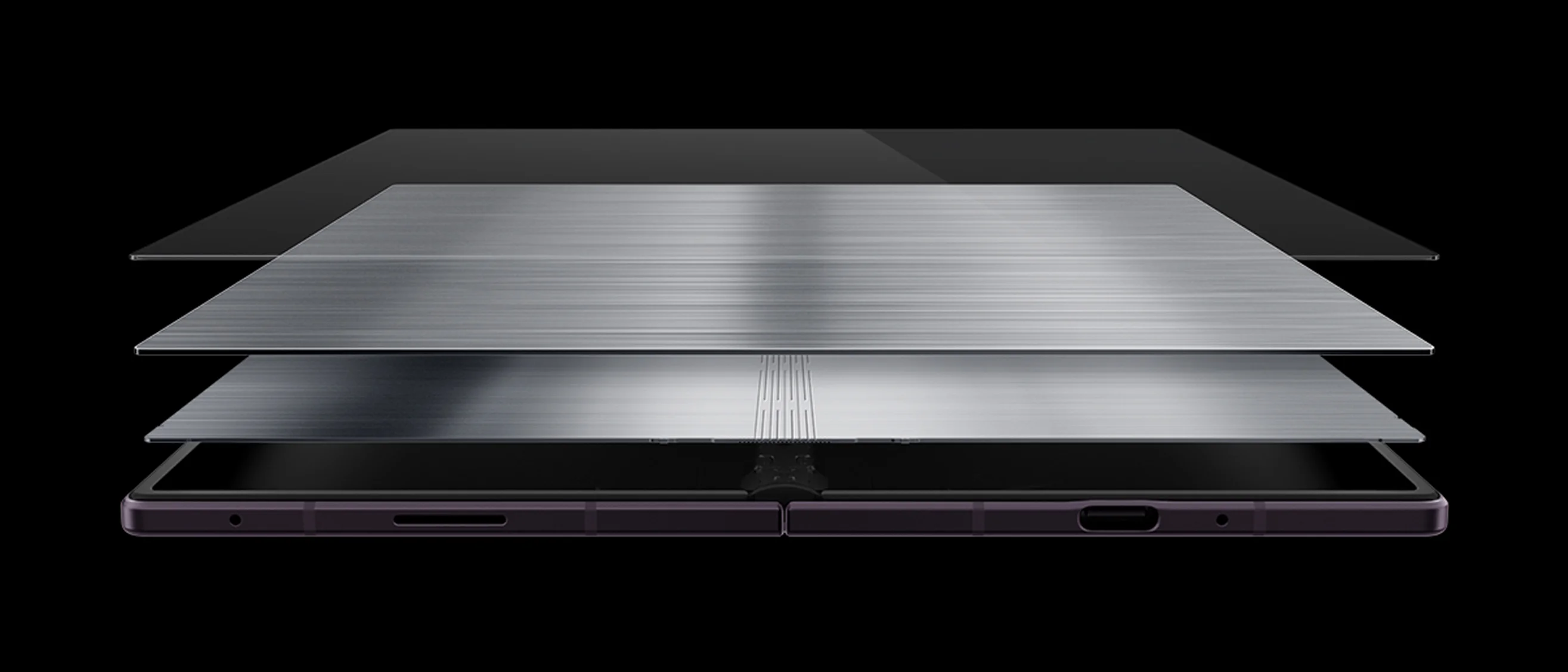 Vista en despiece de las capas internas del Galaxy Z Fold 8 Ultra, con las dos láminas de titanio sobre la bisagra