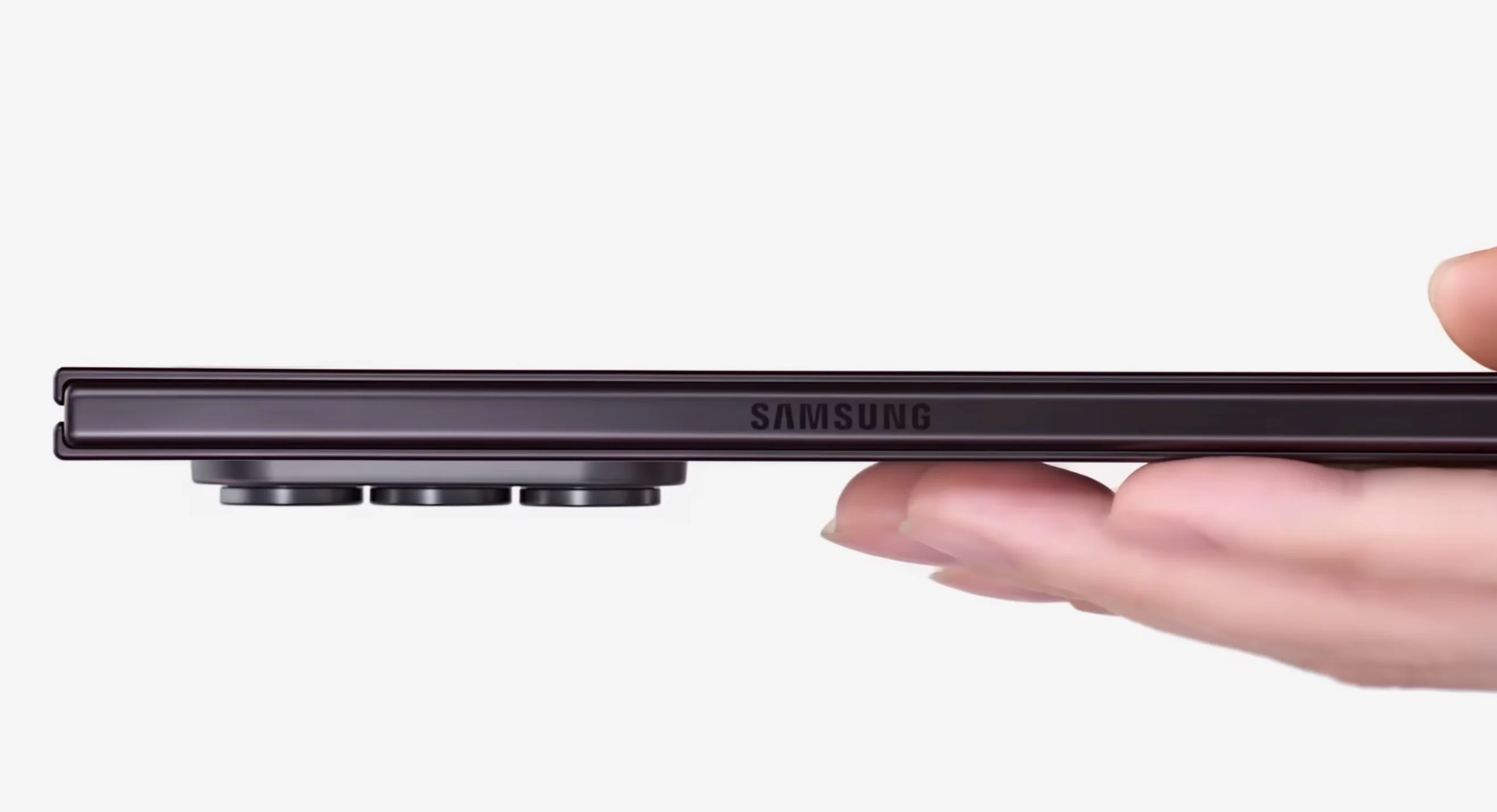 Canto horizontal del Galaxy Z Fold 8 Ultra con el logo de Samsung sobre la bisagra
