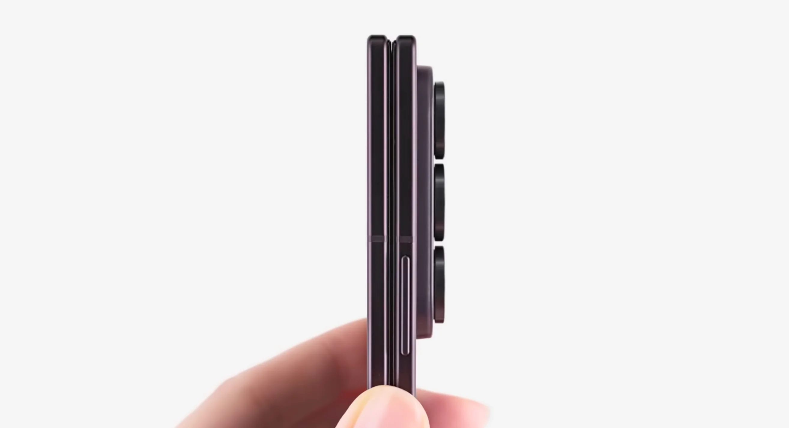 Canto del Galaxy Z Fold 8 Ultra plegado en vertical, sostenido entre dos dedos