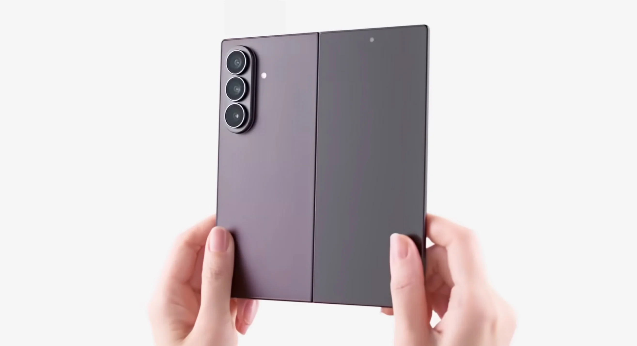 El Galaxy Z Fold 8 Ultra abierto y sostenido con las dos manos, visto por la parte trasera
