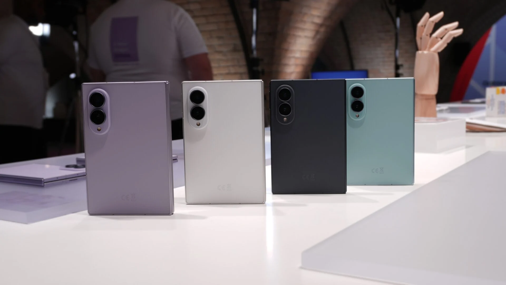 Los cuatro colores del Galaxy Z Fold 8 plegados y de pie sobre una mesa del área de prueba