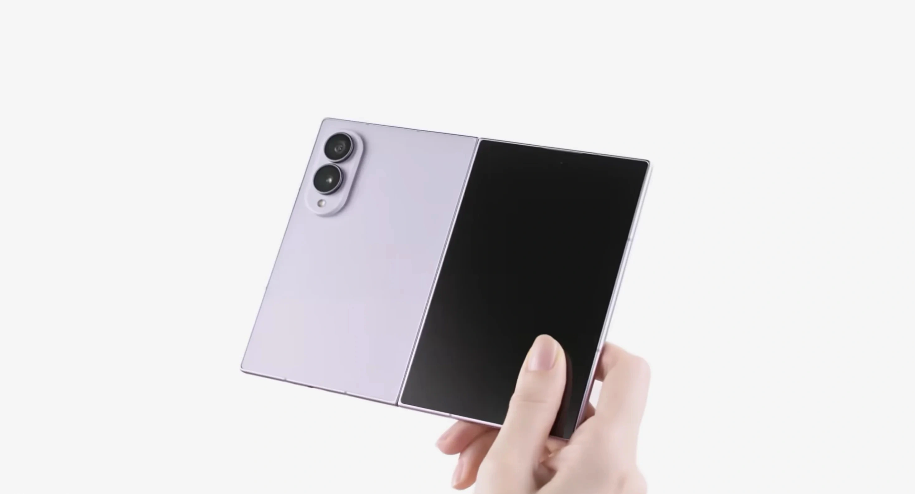 El Galaxy Z Fold 8 desplegado en una mano, con la pantalla interior apagada y las cámaras a la vista