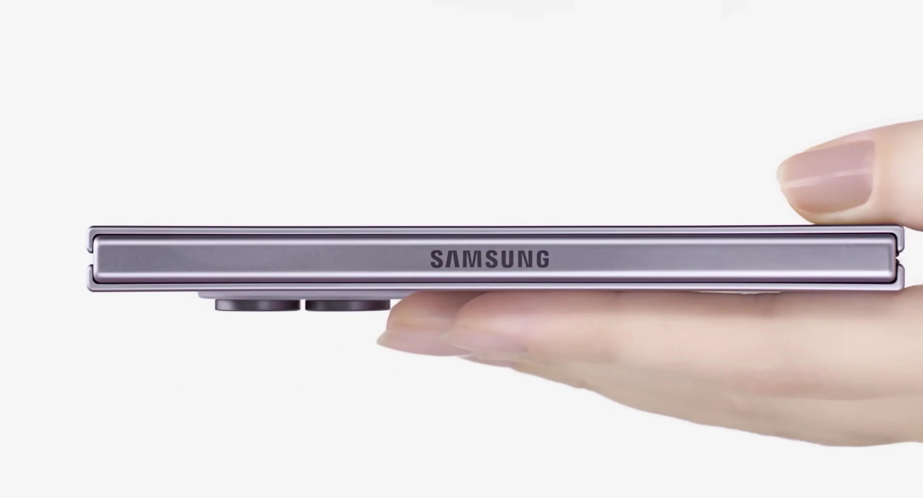 Canto del Galaxy Z Fold 8 plegado en plateado, con el logo de Samsung sobre la bisagra