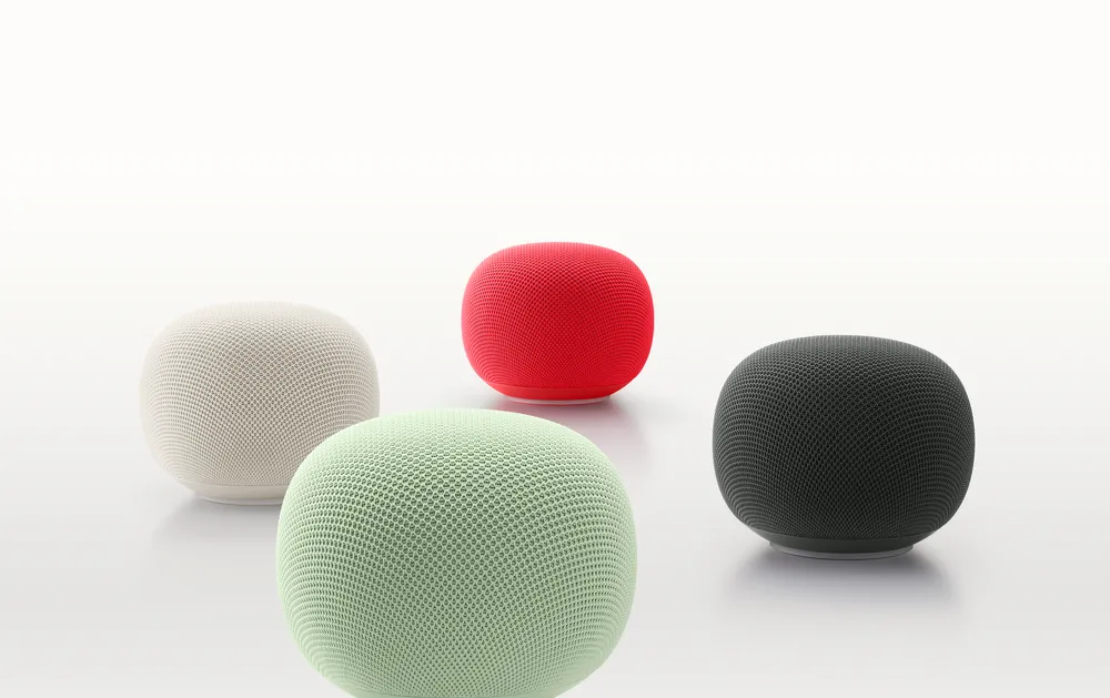 Los cuatro colores del Google Home Speaker —Porcelain, Berry, Jade y Hazel— sobre fondo blanco