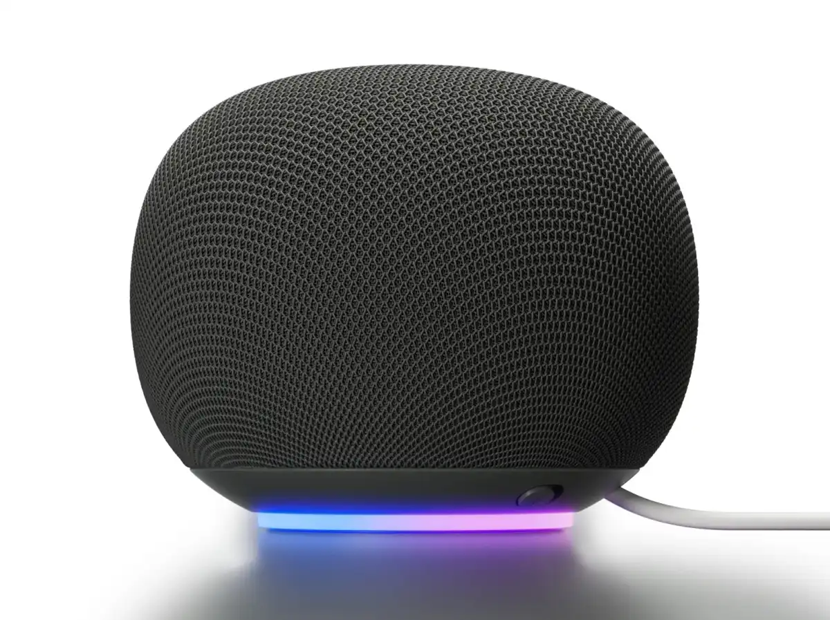 Google Home Speaker Hazel con el anillo de luz inferior iluminado en azul y violeta sobre fondo blanco