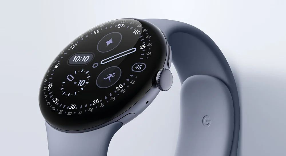 Google Pixel Watch 4 en color azul con correa deportiva y watchface analógico