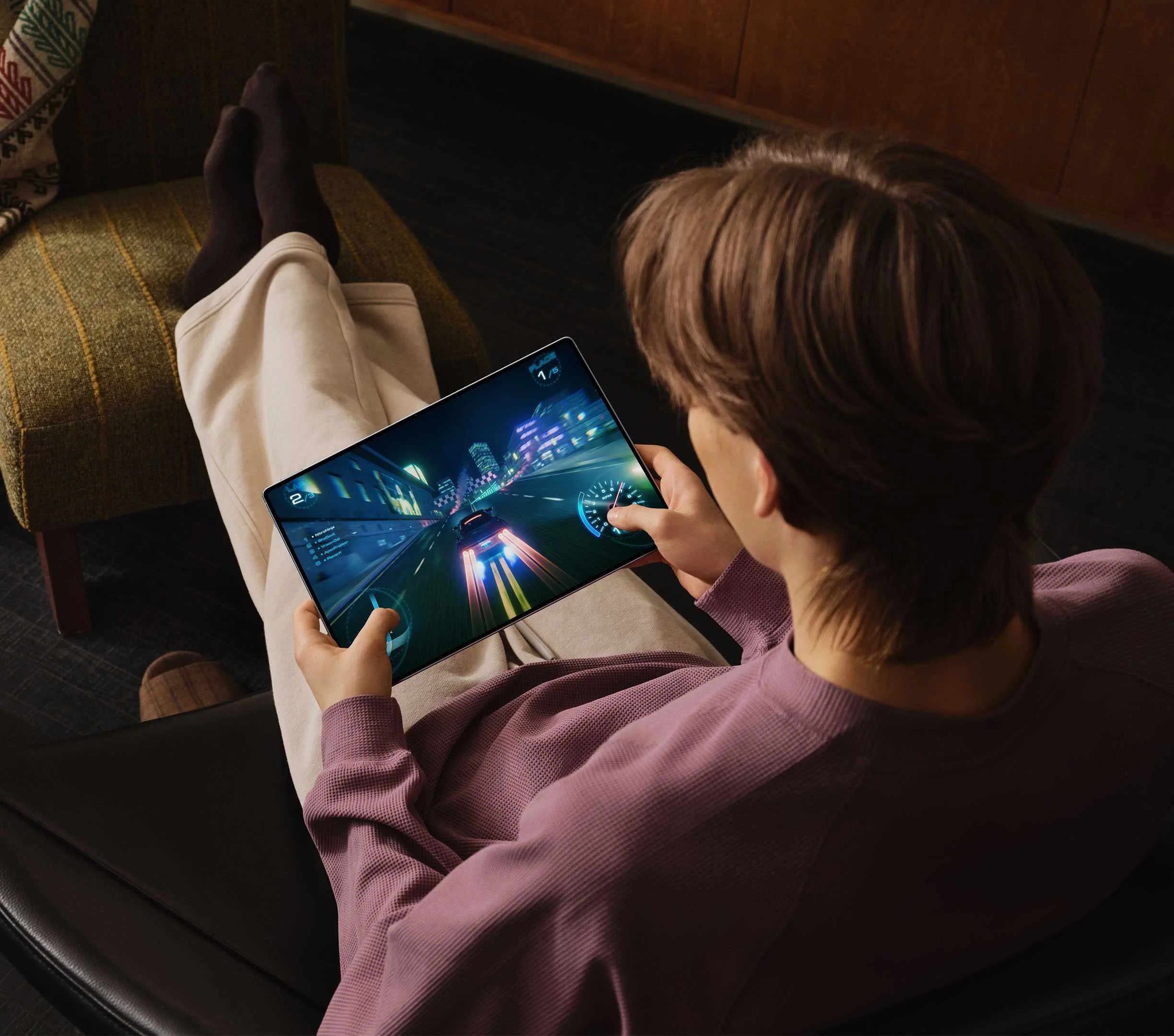 Persona jugando un juego de carreras en la Huawei MatePad Pro Max, mostrando la fluidez de la pantalla de 144 Hz.