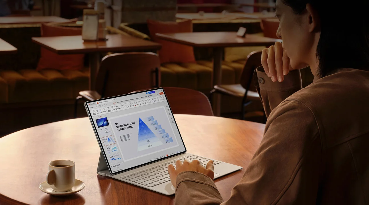 Persona editando una presentación en WPS Office en la Huawei MatePad Pro Max con el teclado Glide.