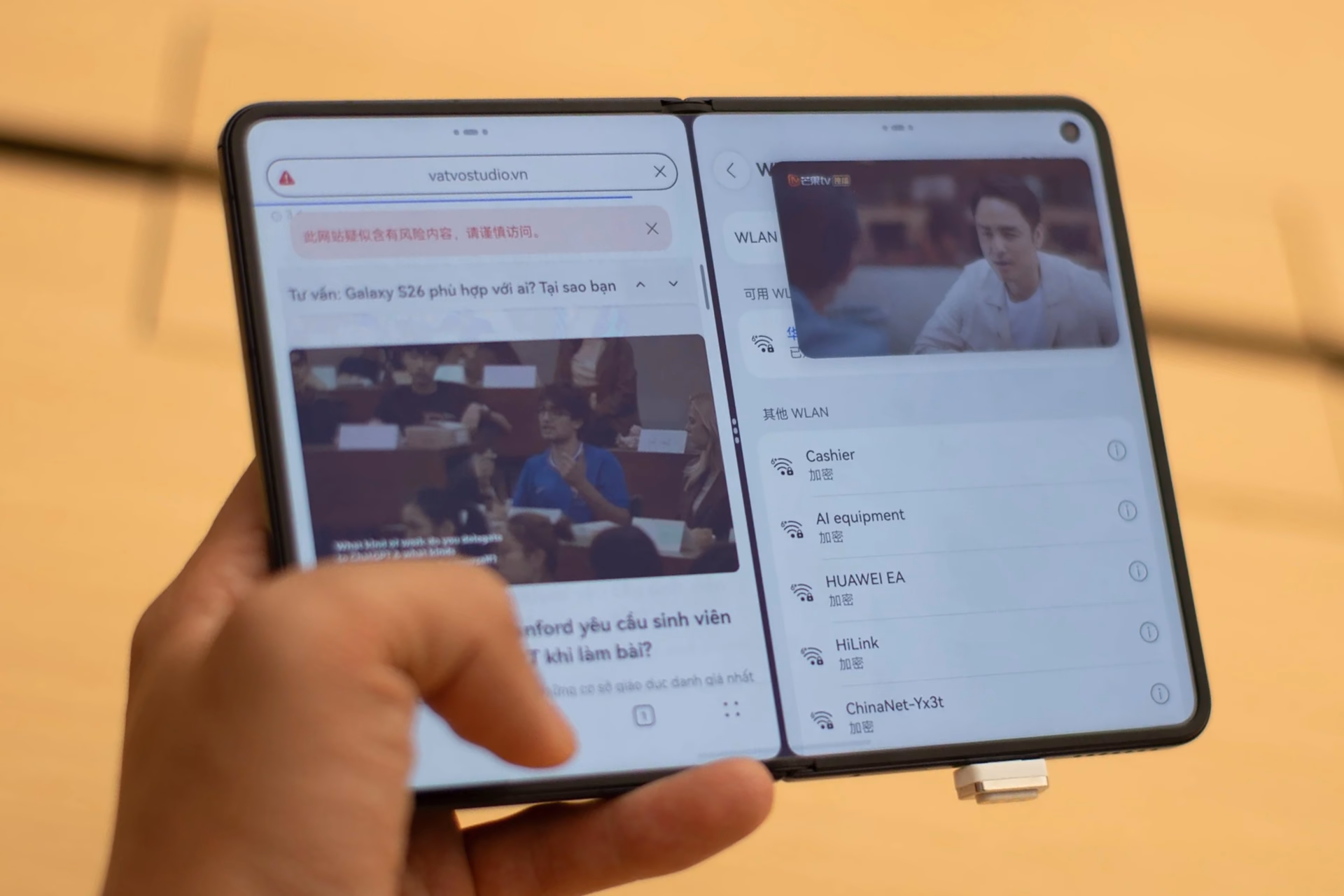 Huawei Pura X Max sostenido con dos aplicaciones visibles