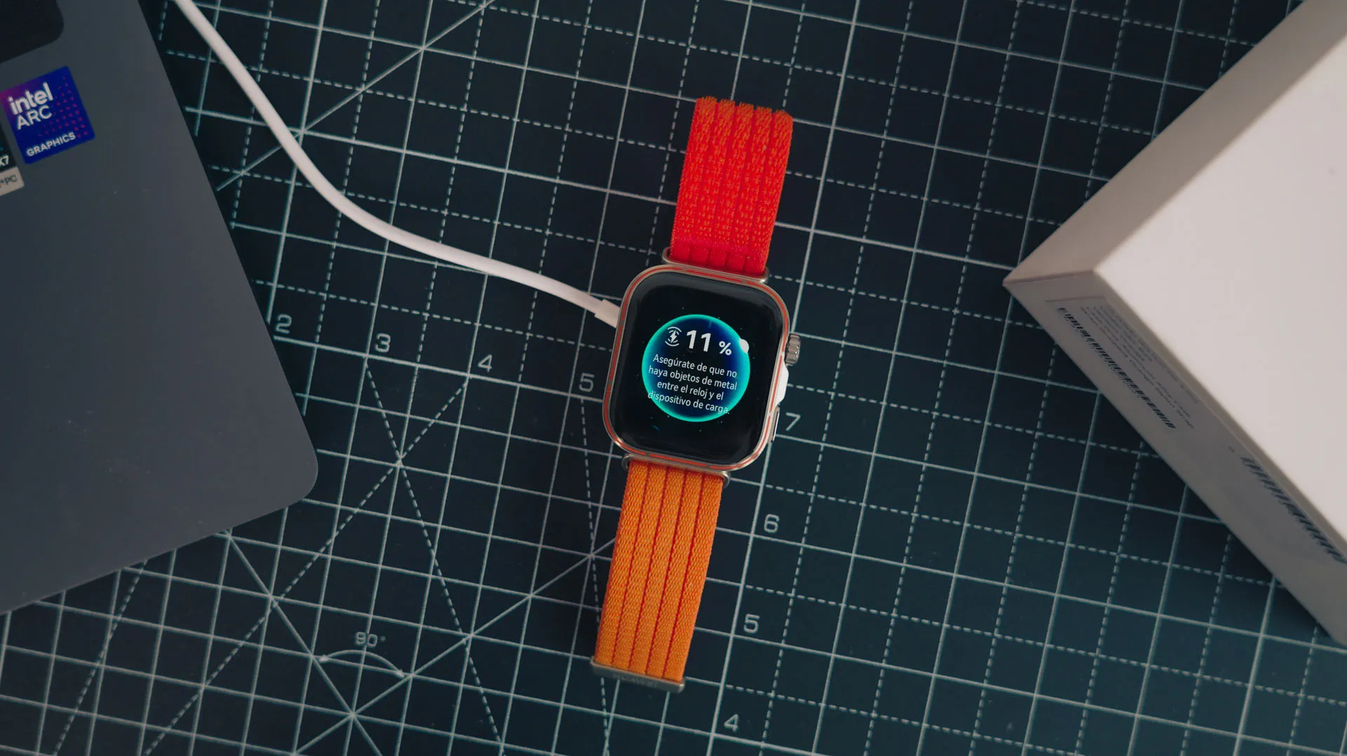 Huawei Watch Fit 5 Pro cargando de forma inalámbrica sobre un escritorio, con la pantalla al 11%.