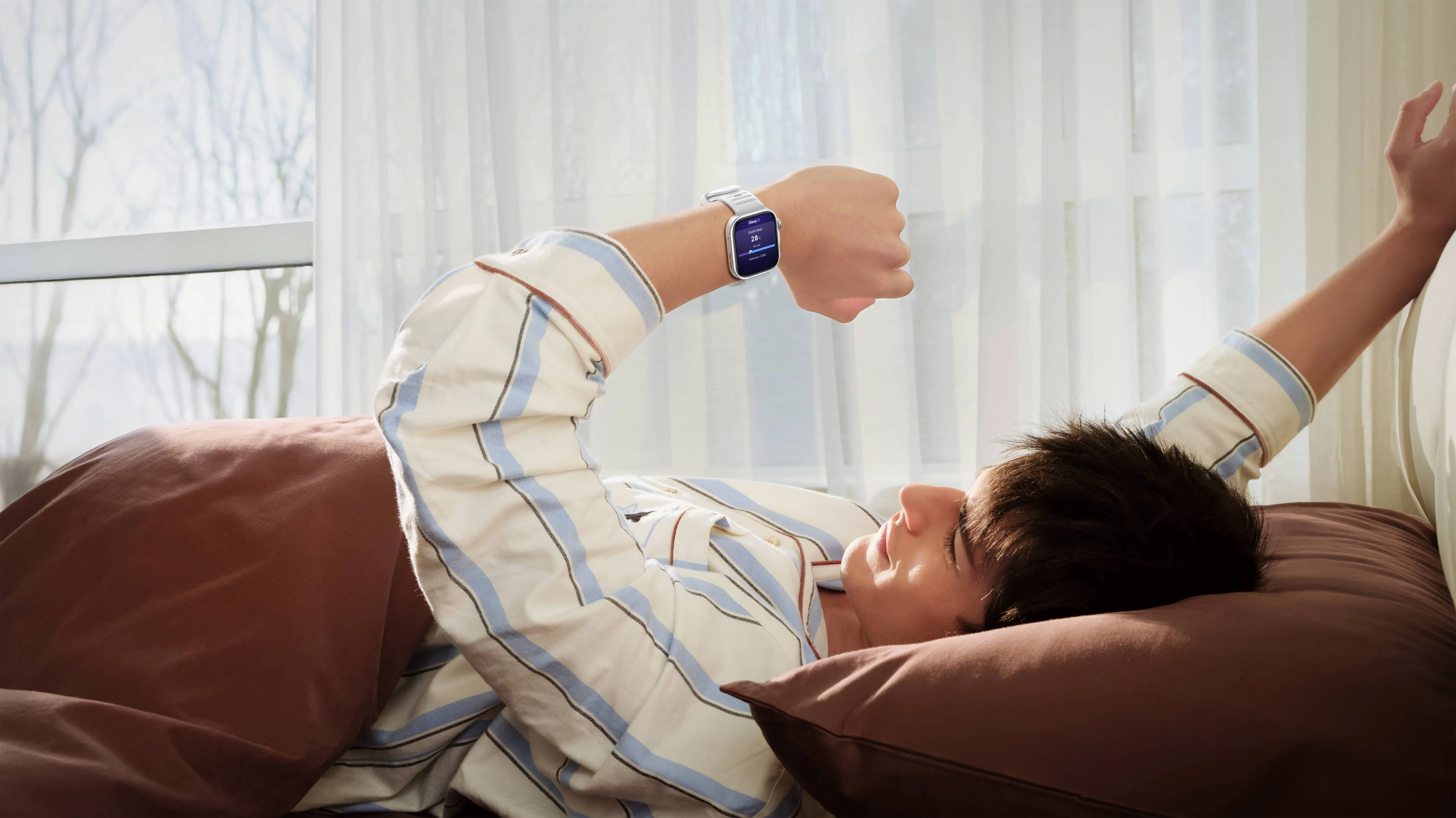 Persona despertando en la cama con un Huawei Watch Fit 5 Pro que registra el sueño.