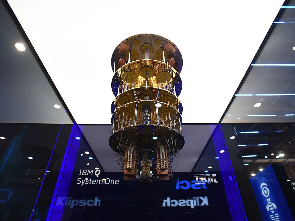 La computadora cuántica IBM Q System One expuesta dentro de una vitrina en una feria de tecnología.