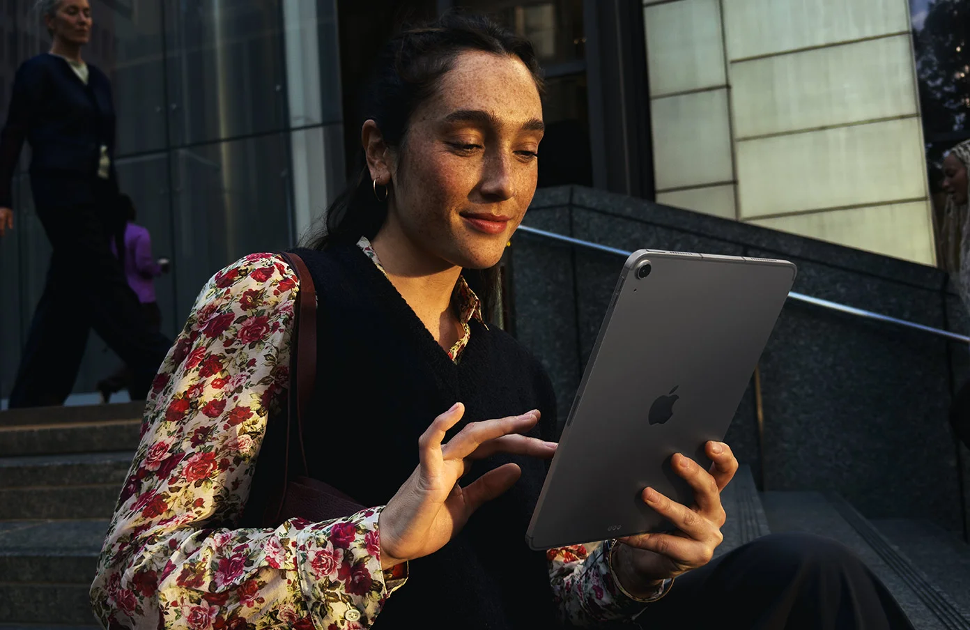 Una persona usa un iPad en la calle manteniendo la conexión a internet
