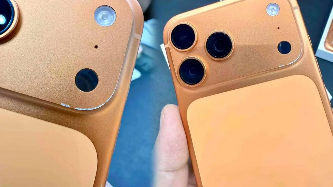 Dos iPhone 17 Pro en color naranja con marcas claras visibles en el borde de la meseta de cámara