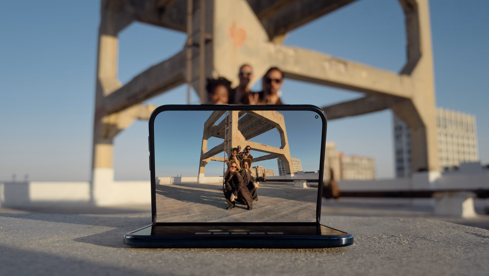 El Duo parado solo sacando una foto grupal