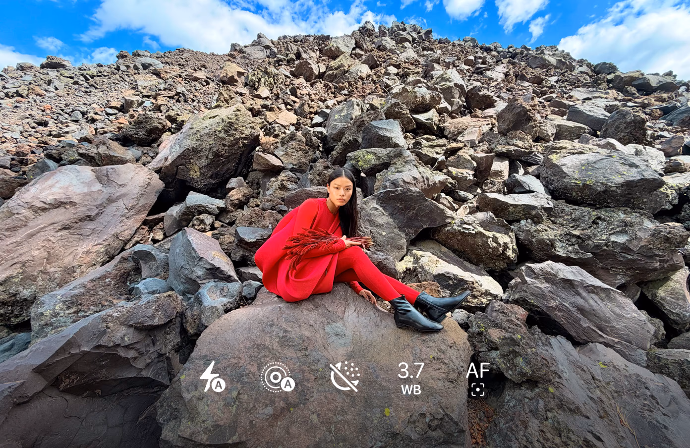 Controles de la app Cámara sobre una foto en roca