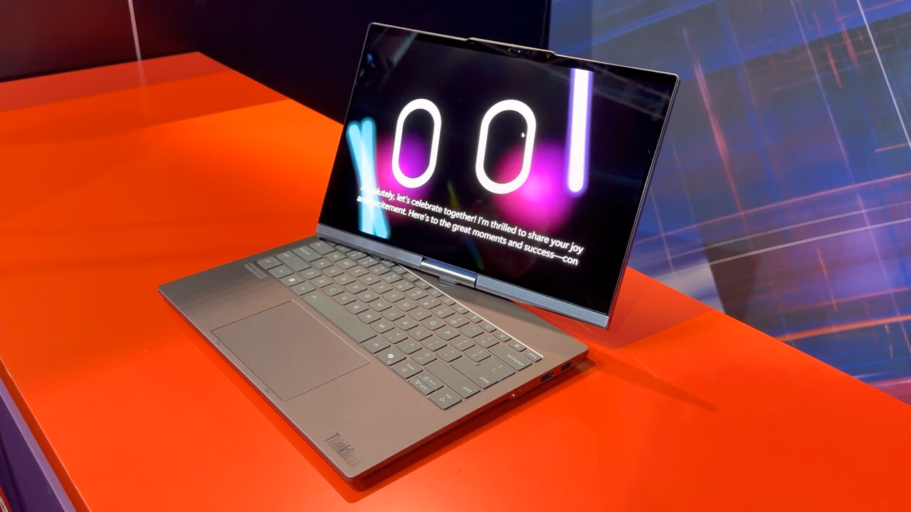 La pantalla del ThinkBook Plus Gen 7 Auto Twist girada en diagonal sobre la base durante una demostración en CES 2026