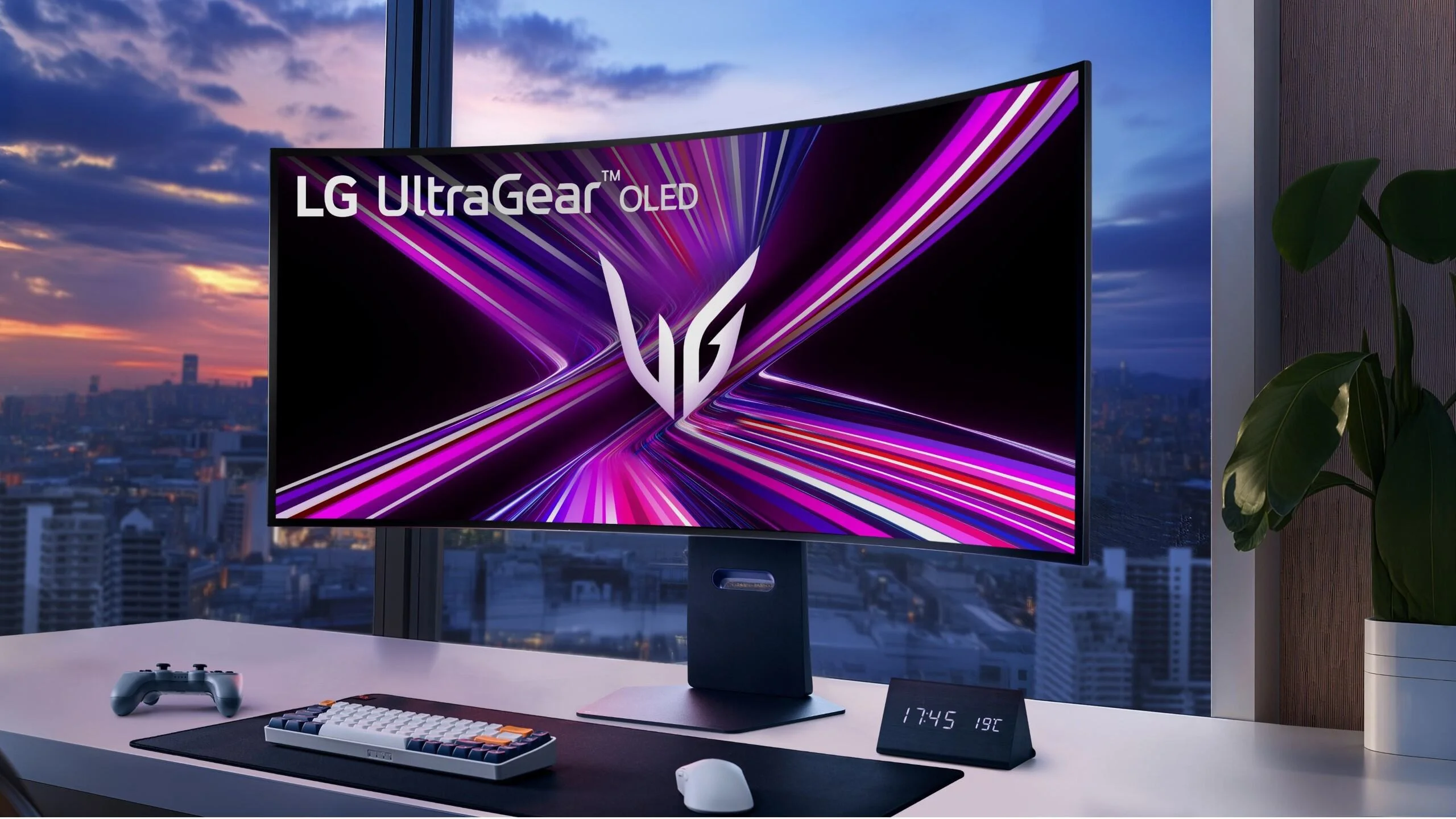 Setup minimalista con el monitor curvo LG UltraGear OLED como protagonista sobre un escritorio claro. Lo acompañan un teclado mecánico compacto, un ratón y un reloj digital, con un gran ventanal de fondo que muestra una ciudad al atardecer.