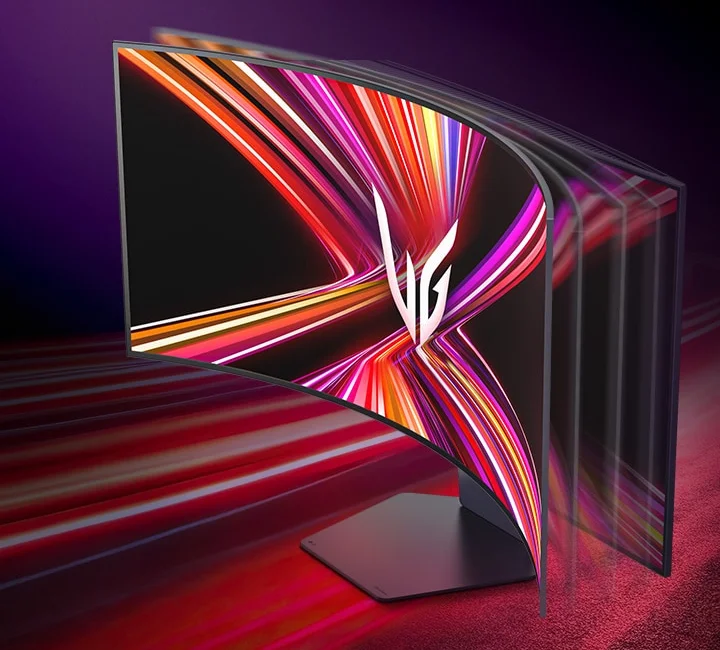 Vista lateral en perspectiva del monitor curvo LG UltraGear sobre un fondo abstracto en tonos rojos y púrpuras. La imagen utiliza un efecto de rastro o capas de pantallas superpuestas para enfatizar su pronunciada curvatura.