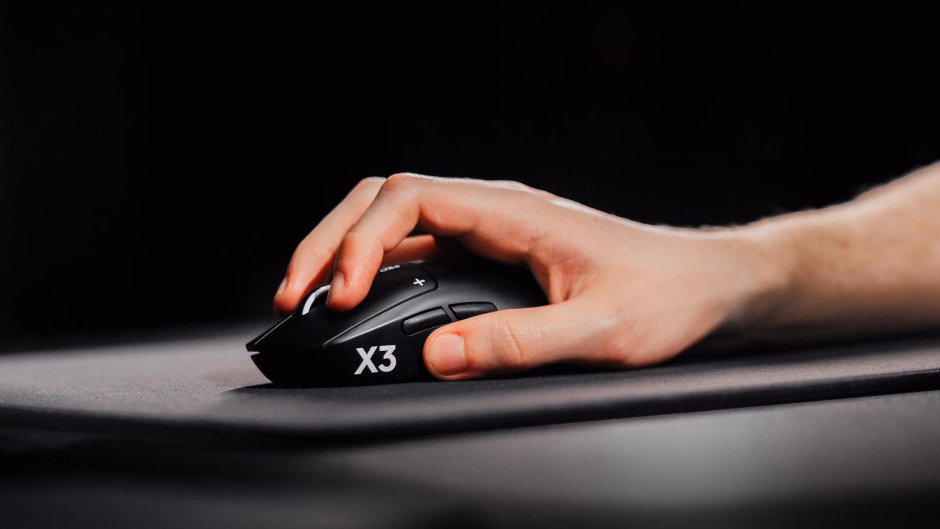 Hand on the PRO X3 SUPERSTRIKE seen from the side