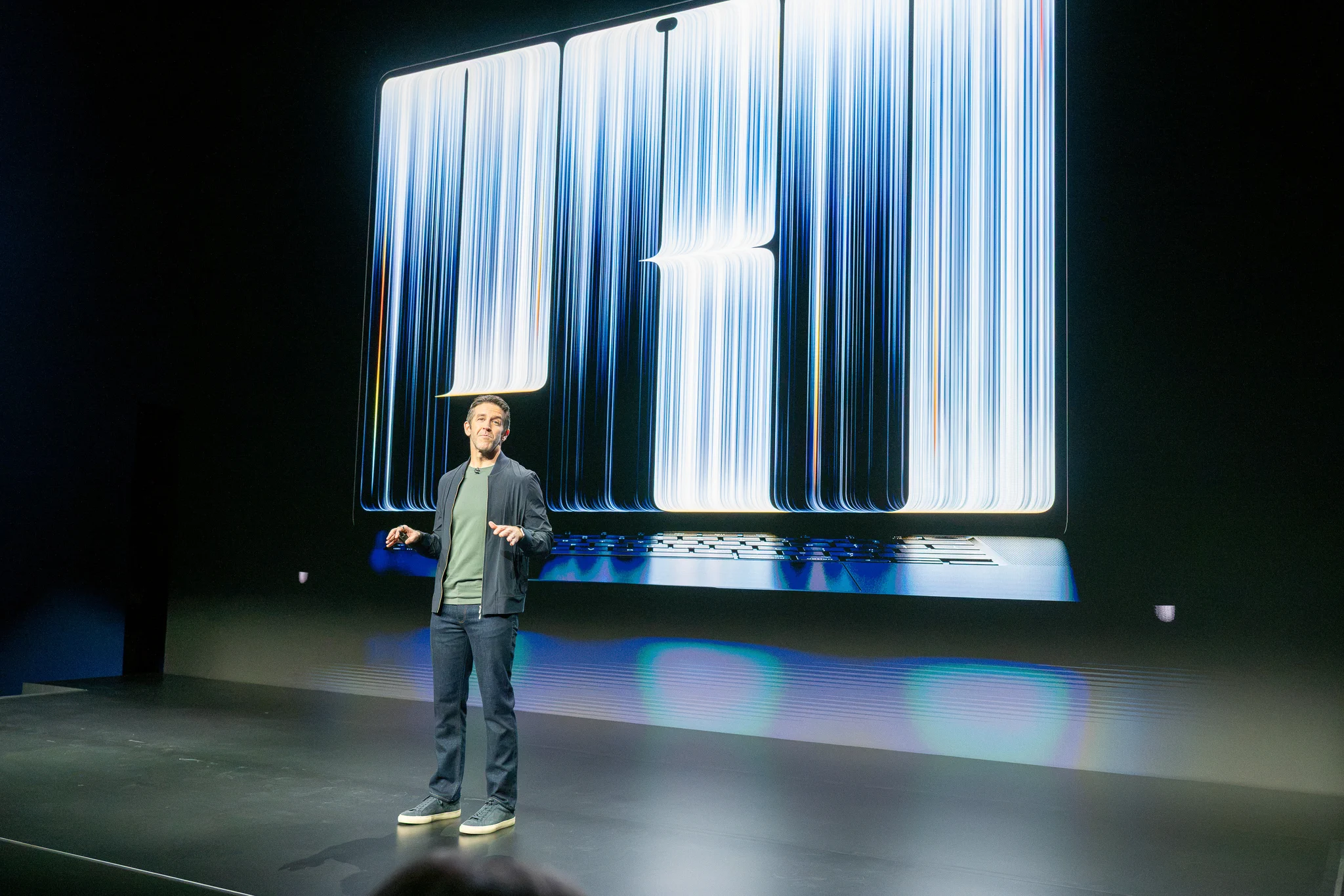 Ternus en el escenario frente al nuevo MacBook Pro