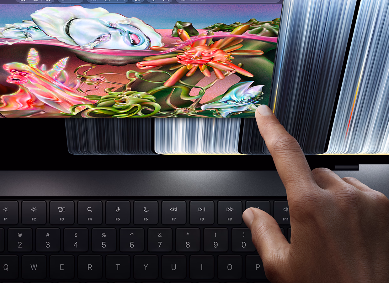 Un dedo toca contenido en la pantalla del MacBook Pro