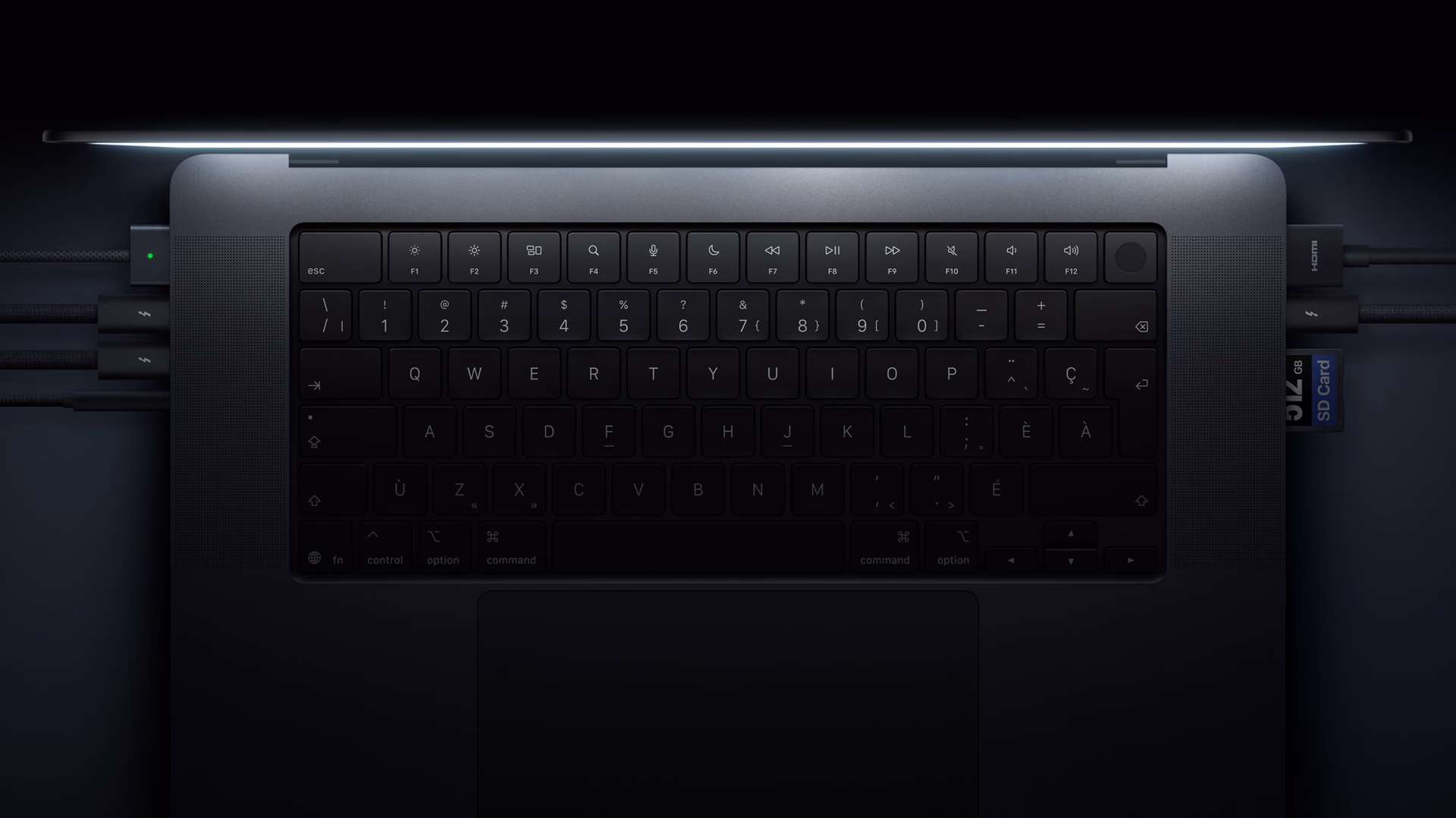 MacBook Pro visto desde arriba con periféricos conectados